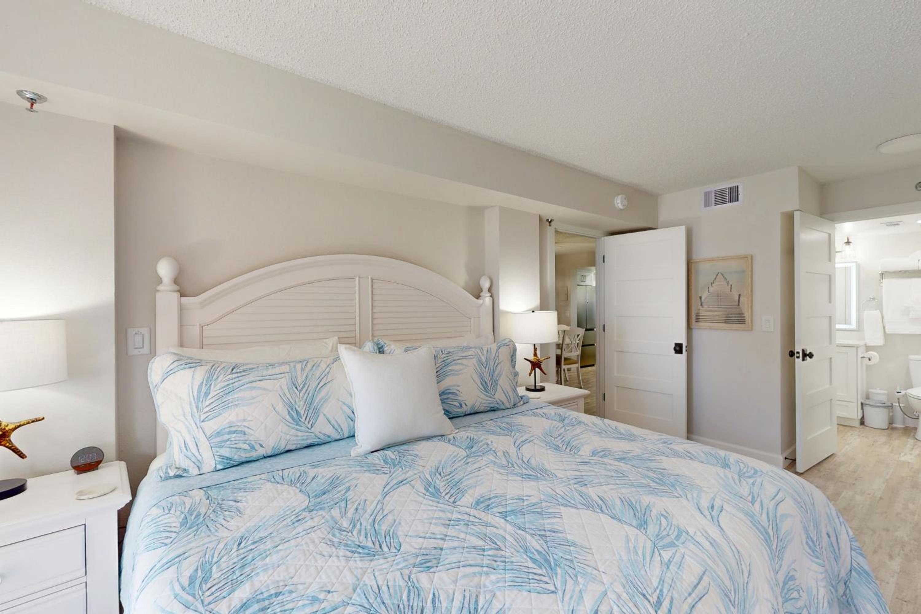 1BR Stylish Condo with Ocean Views, Pool