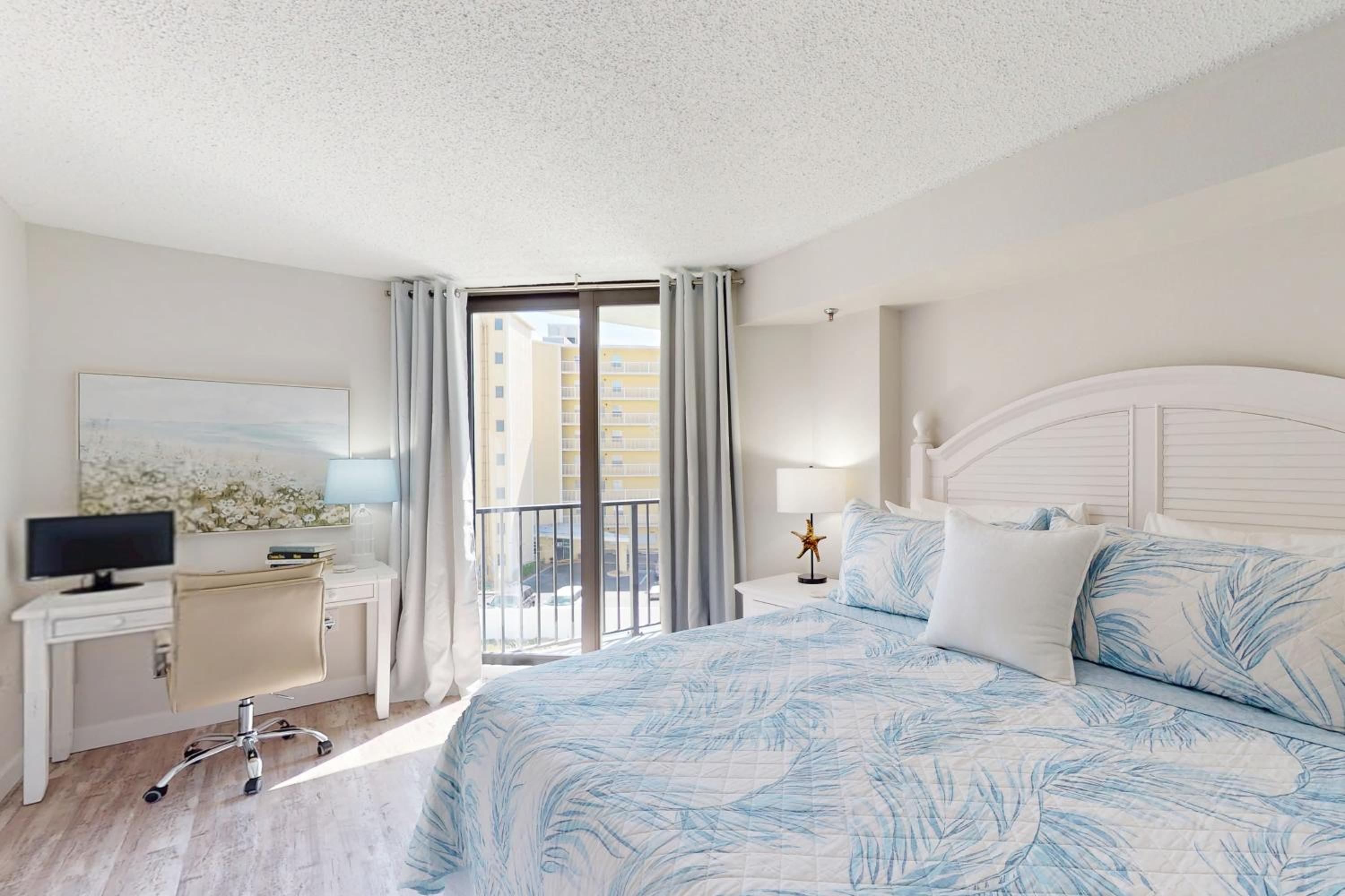 1BR Stylish Condo with Ocean Views, Pool