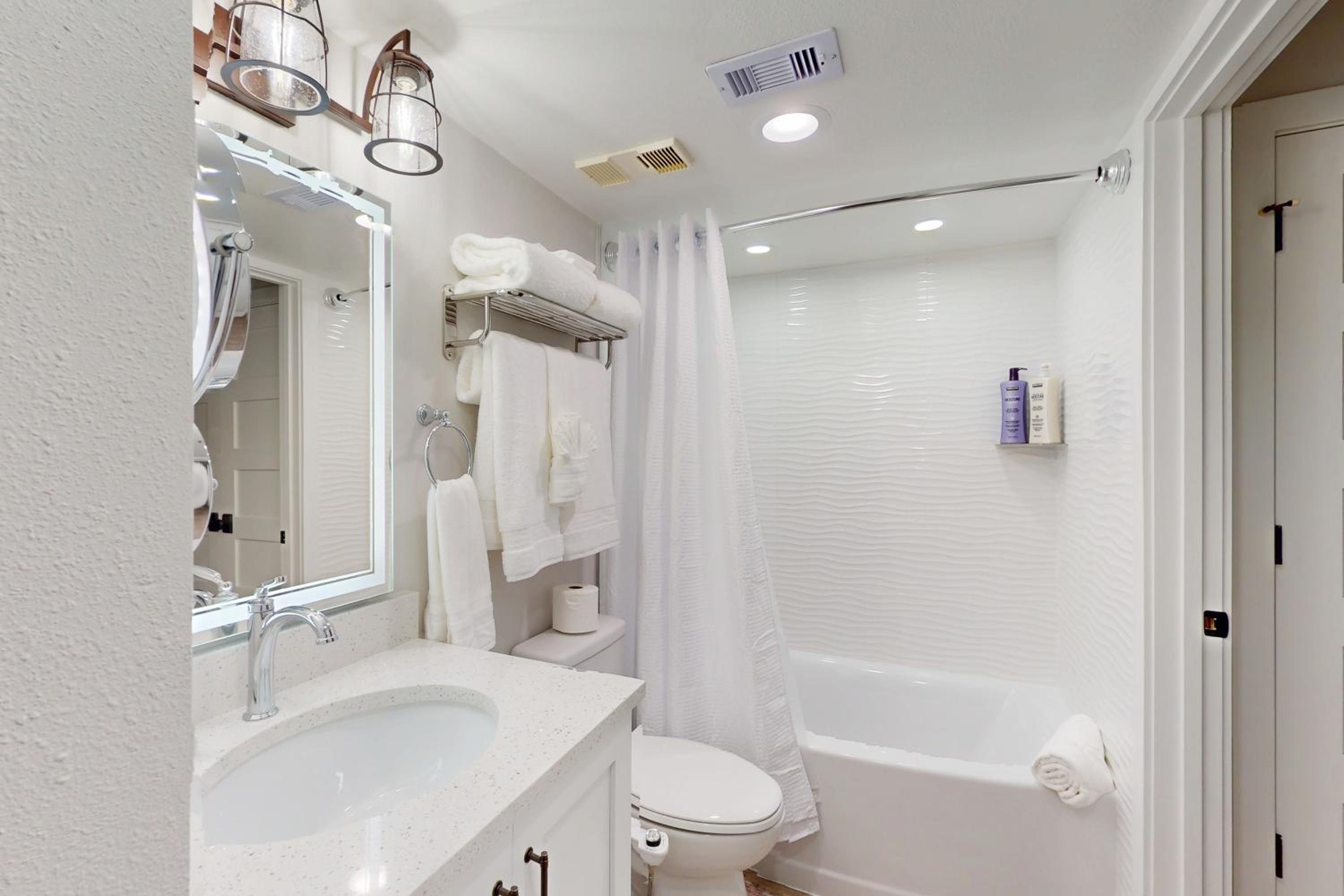 1BR Stylish Condo with Ocean Views, Pool