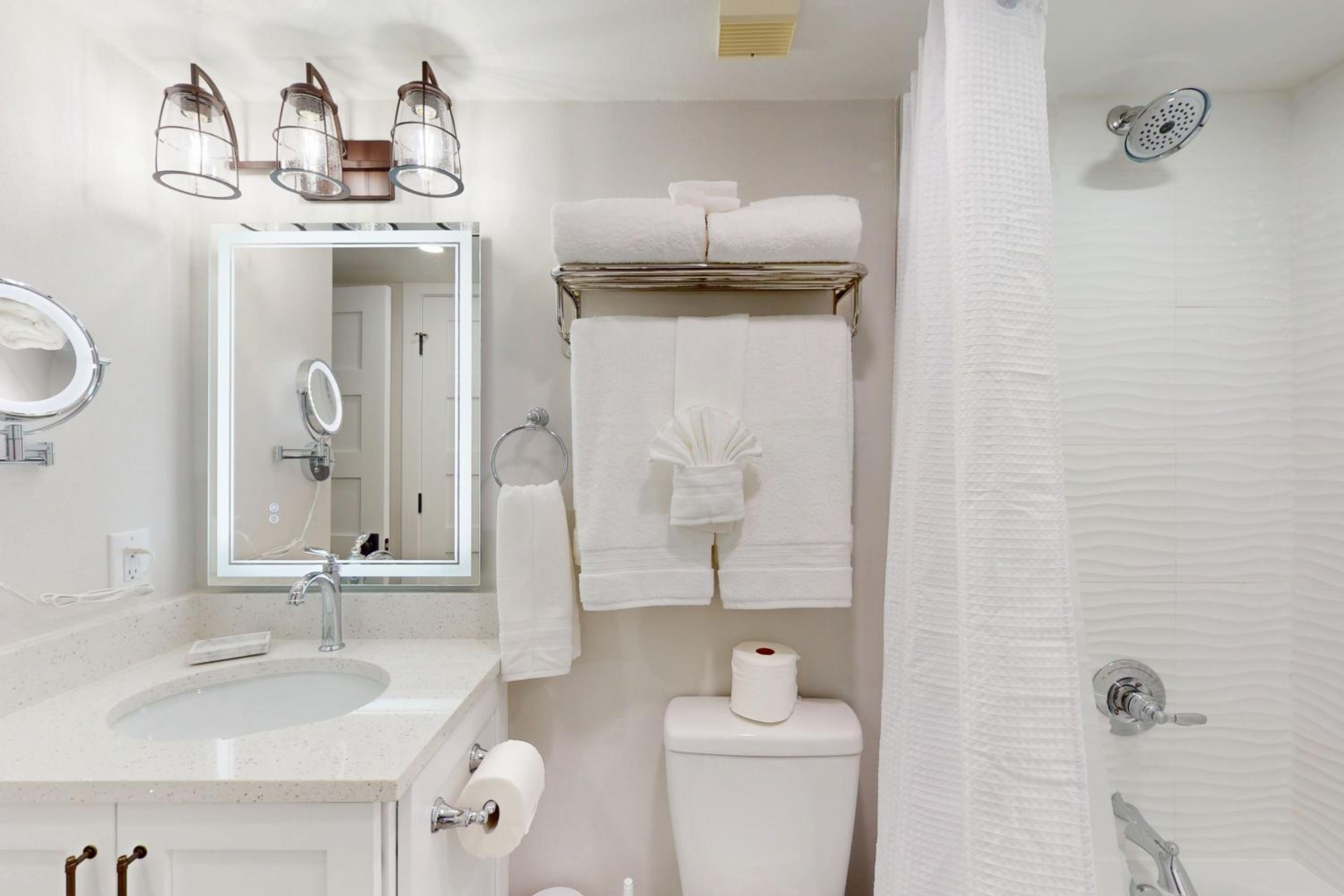 1BR Stylish Condo with Ocean Views, Pool