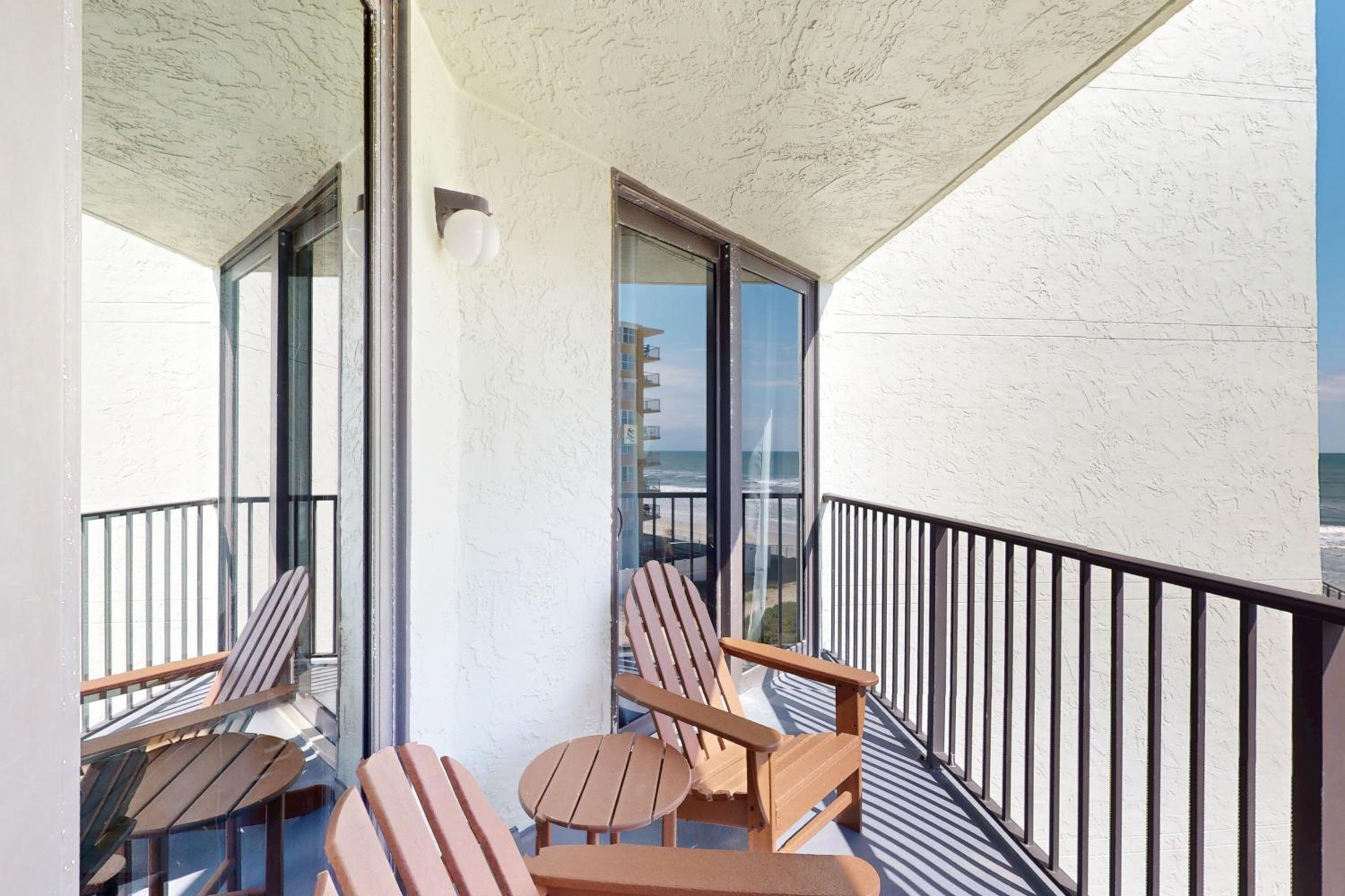 1BR Stylish Condo with Ocean Views, Pool