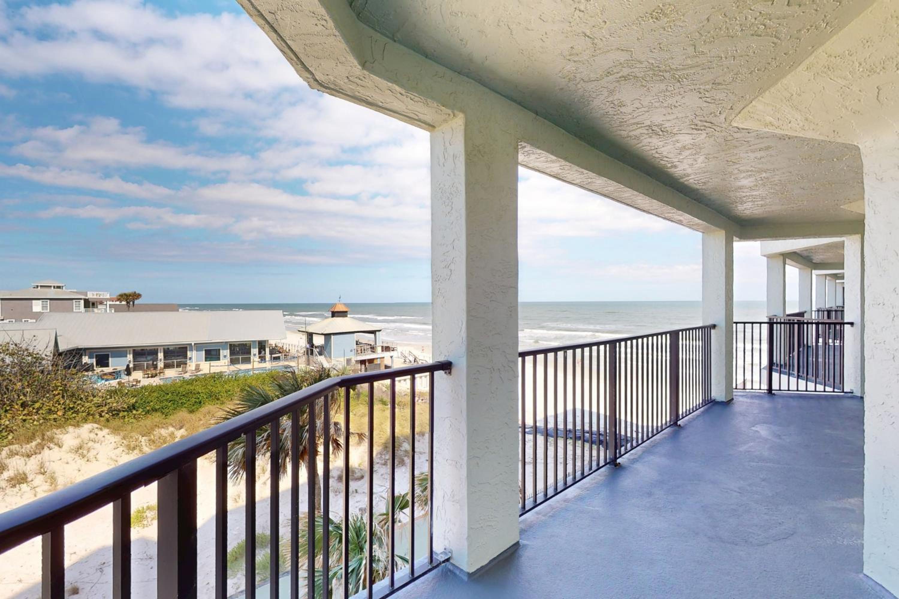1BR Stylish Condo with Ocean Views, Pool