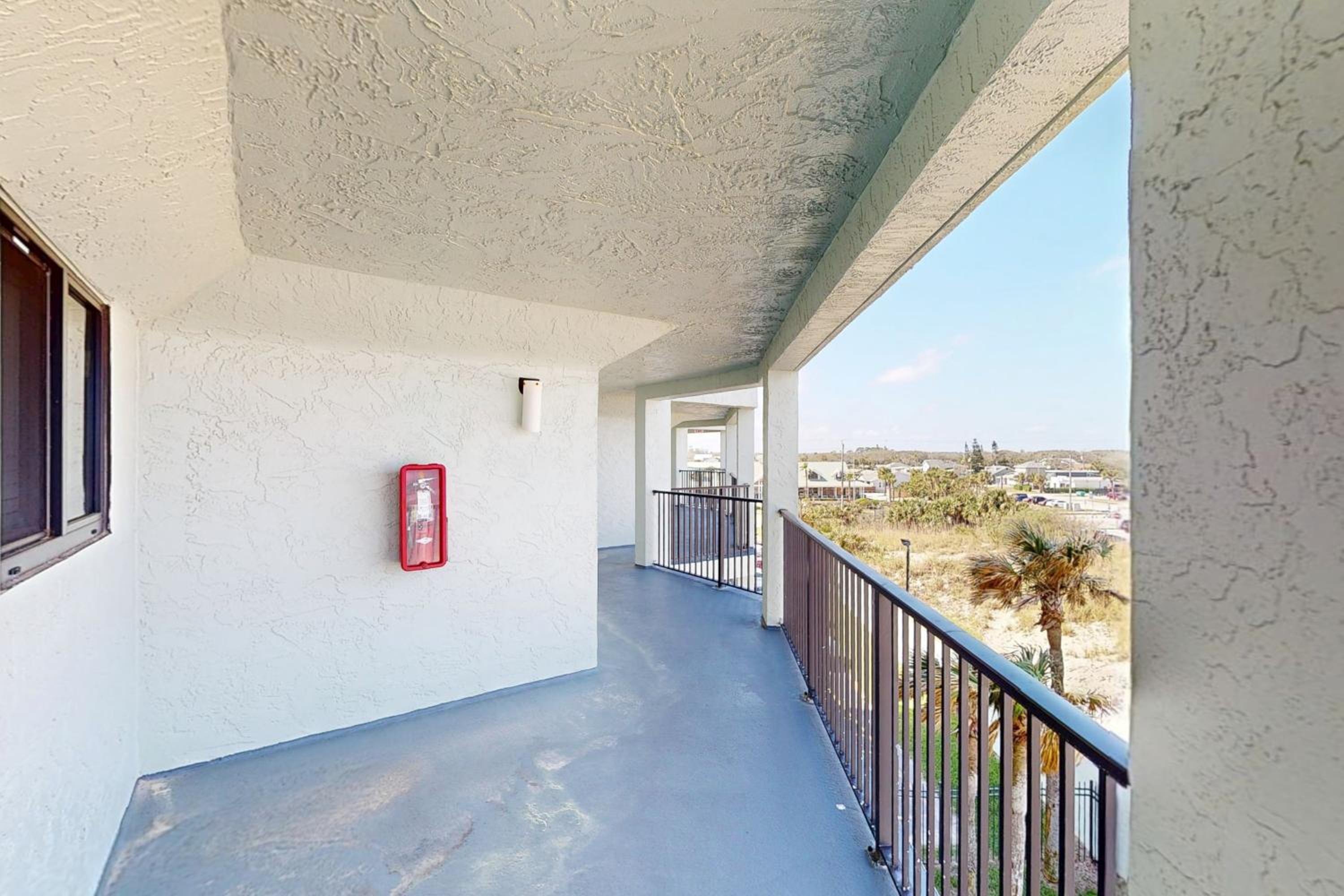1BR Stylish Condo with Ocean Views, Pool