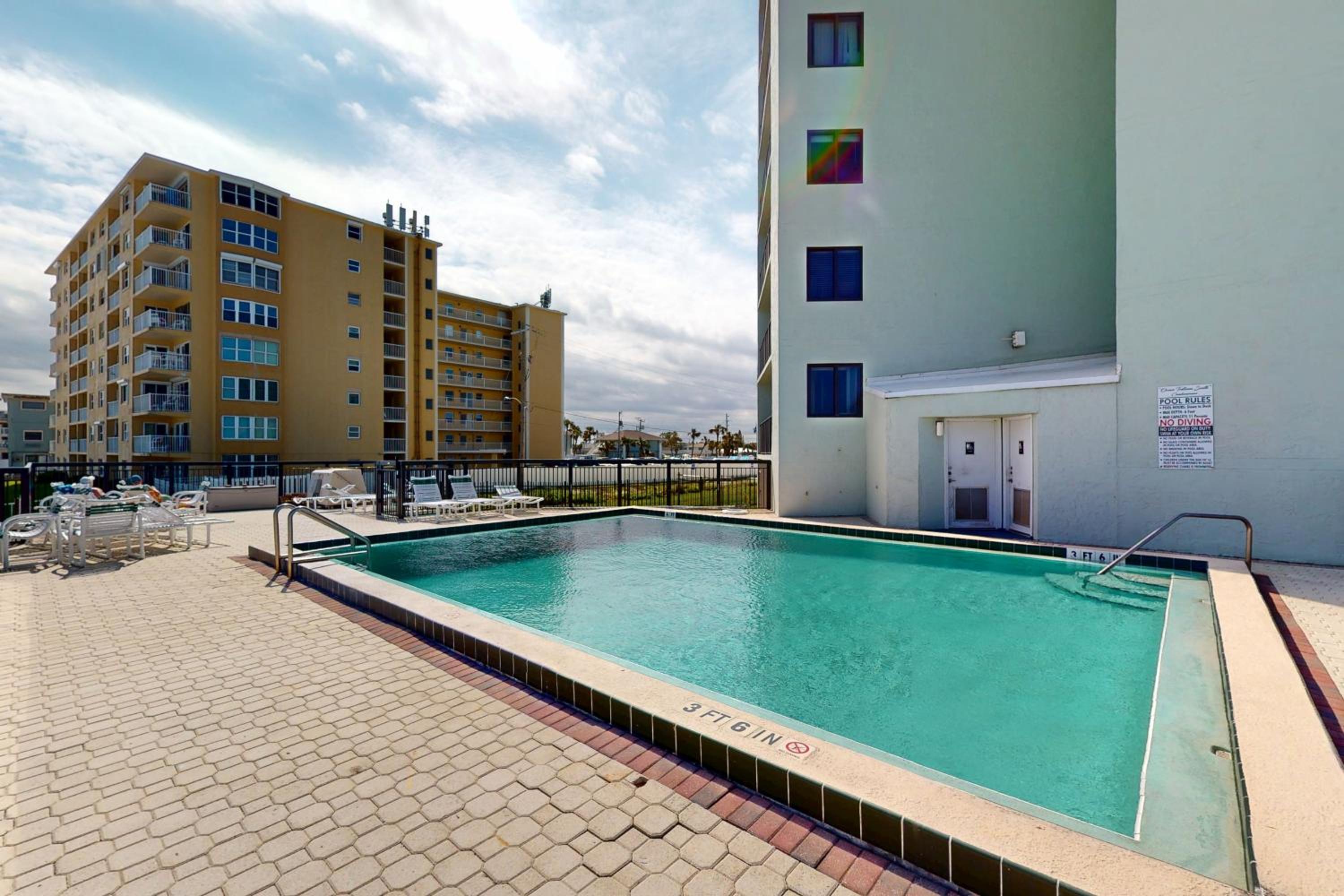 1BR Stylish Condo with Ocean Views, Pool