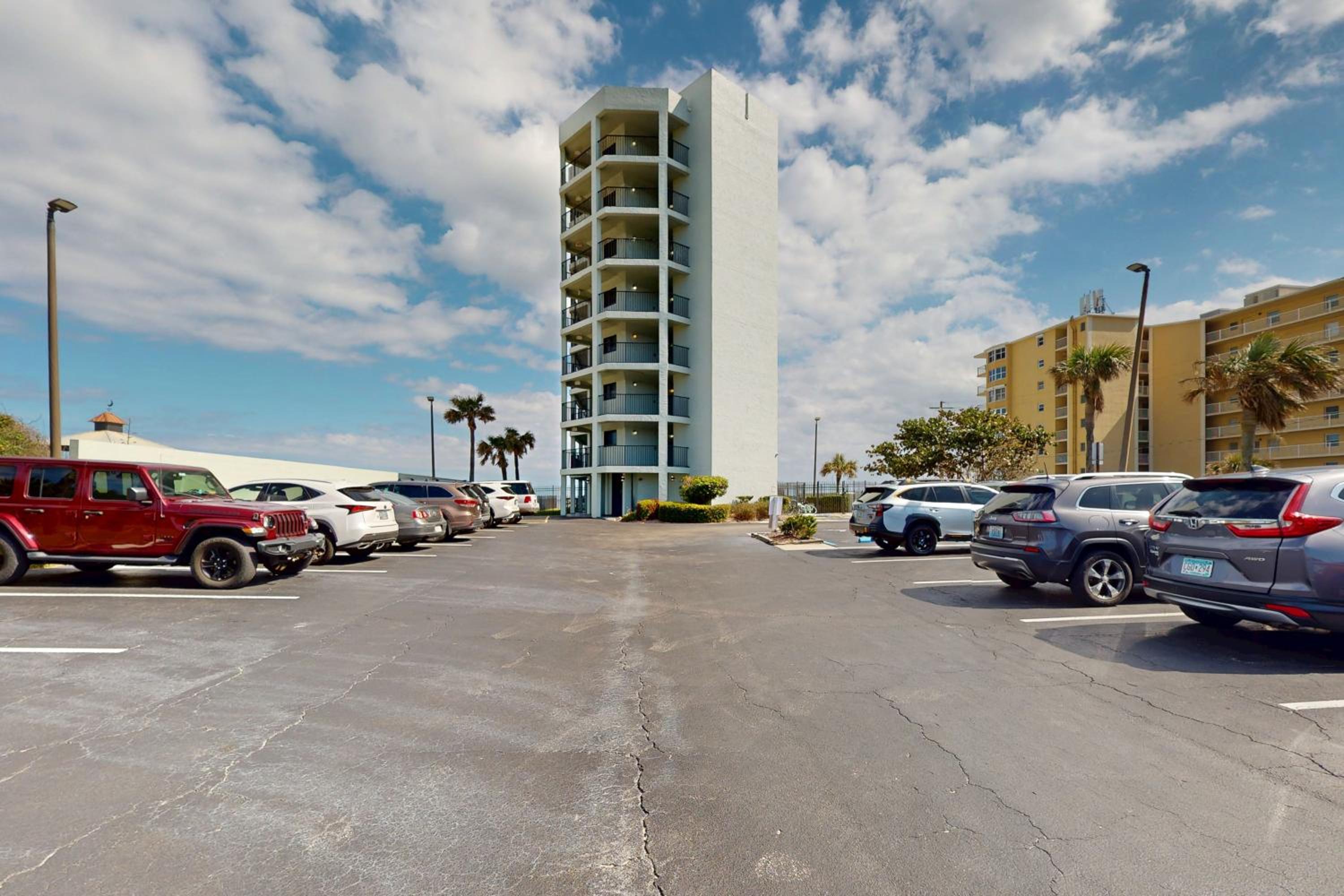1BR Stylish Condo with Ocean Views, Pool
