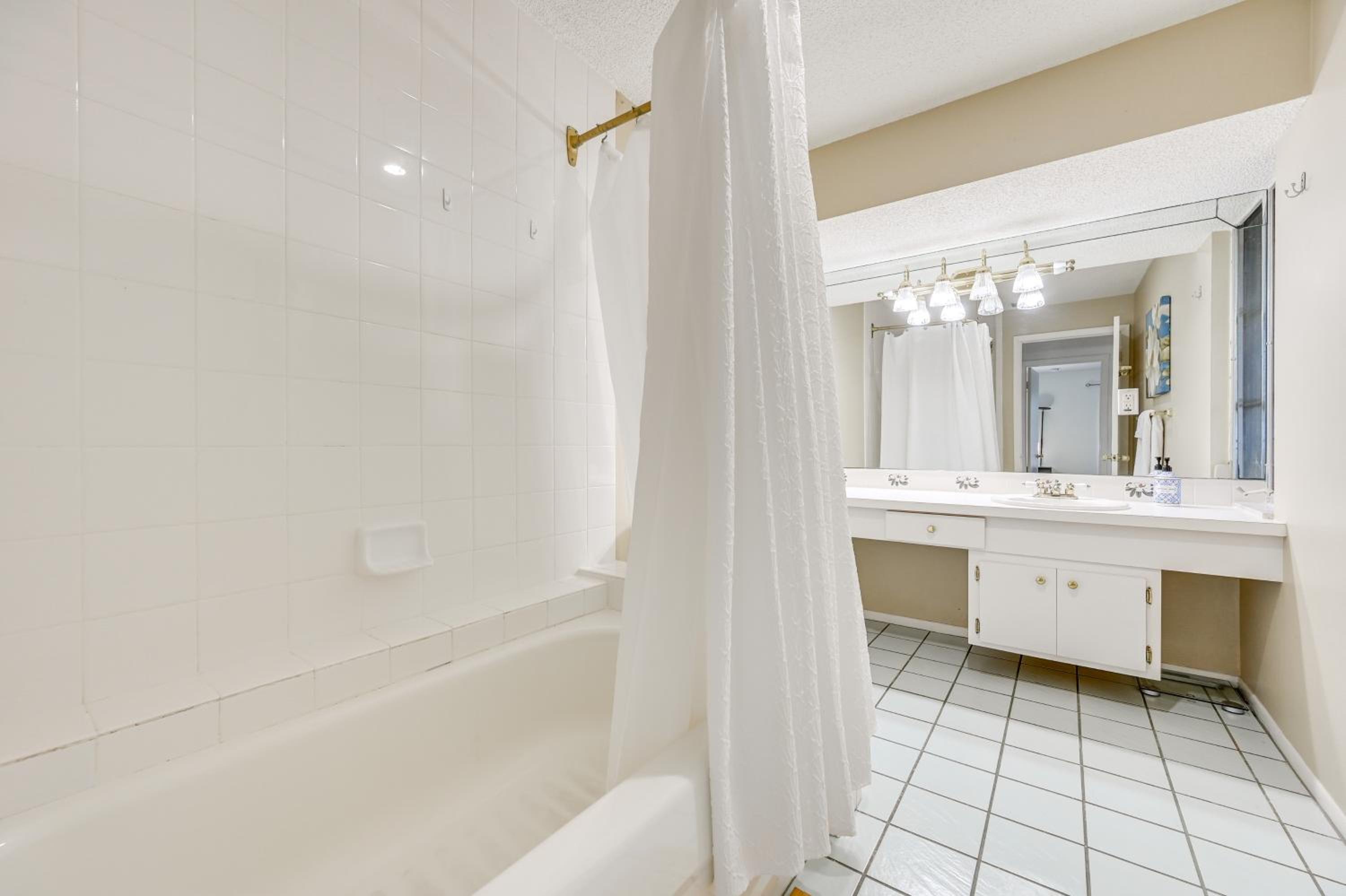 3 Mi to Naples Botanical Garden Home with Hot Tub!