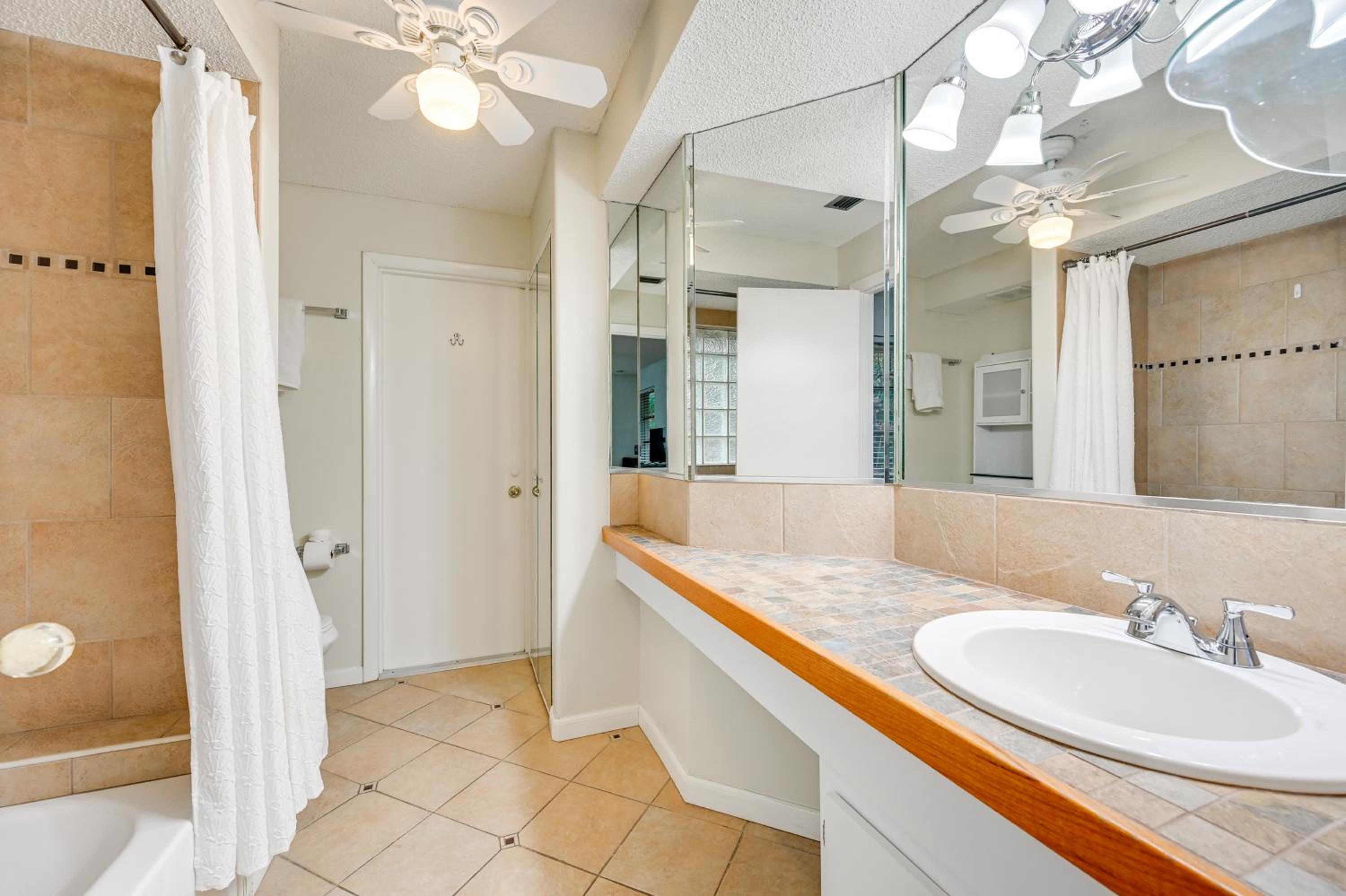 3 Mi to Naples Botanical Garden Home with Hot Tub!
