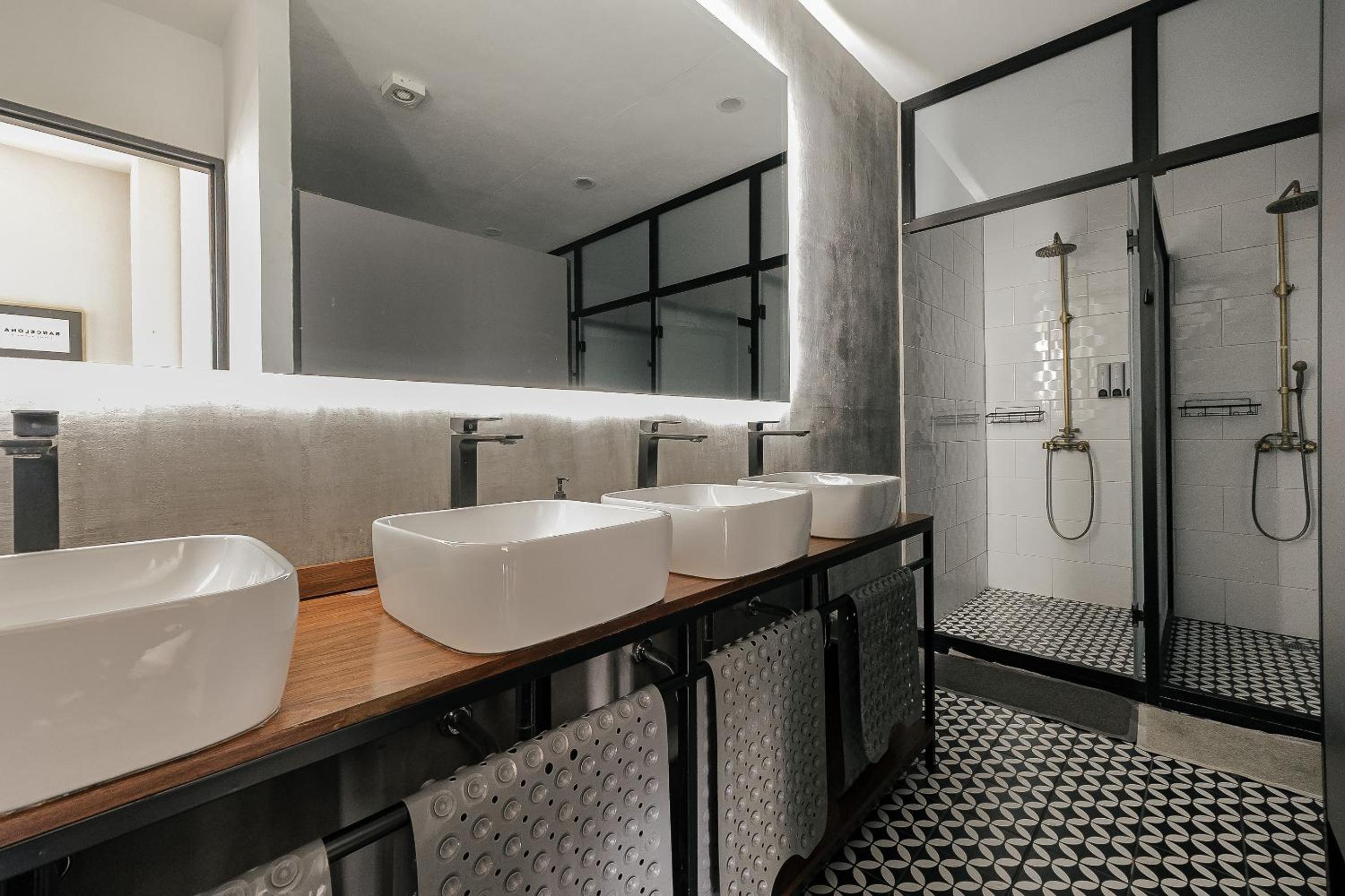 Luxury hostel shared mixed room — Mexico City