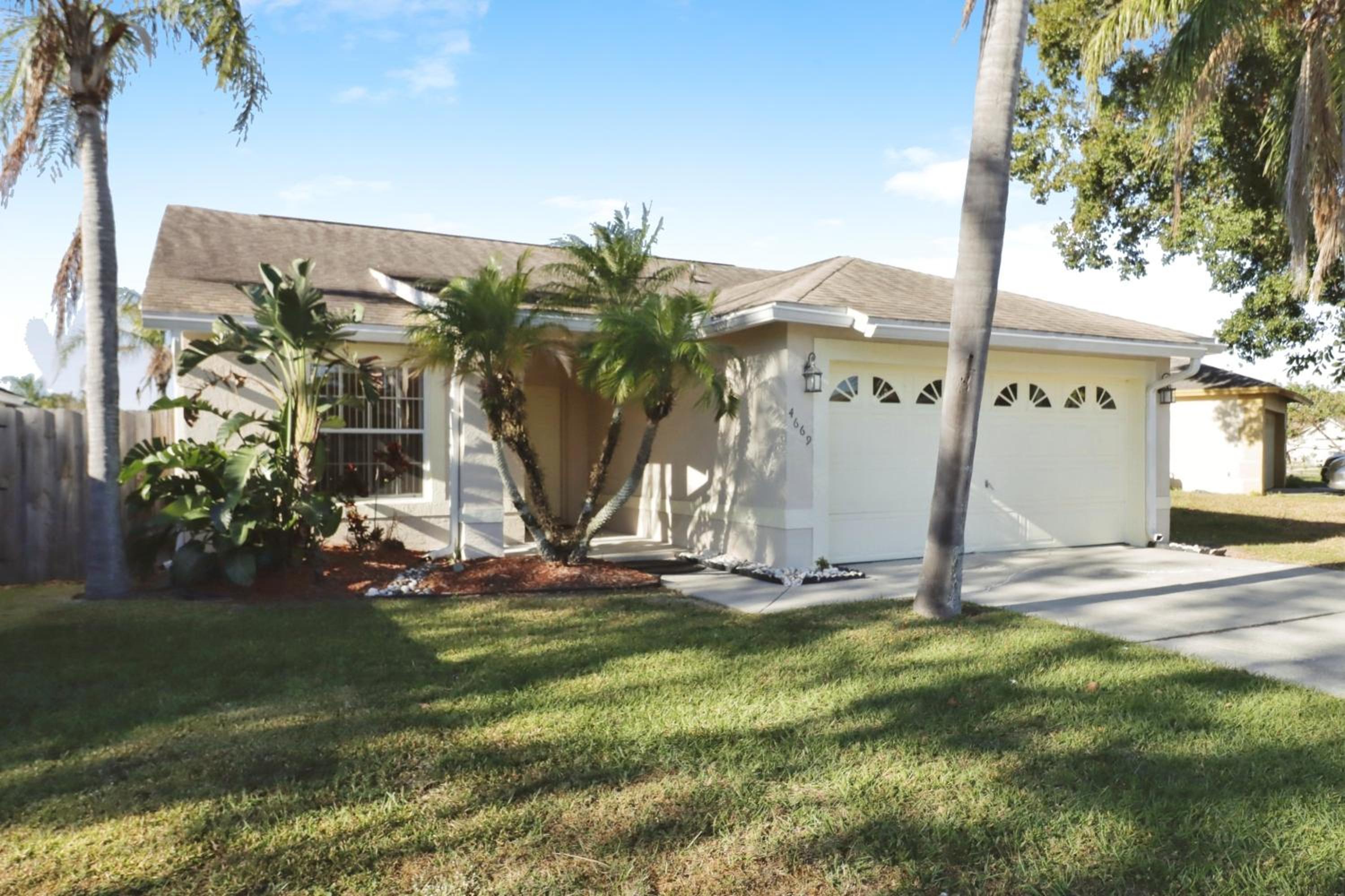 Ideal for Couples or Families looking for a Vacation Home with Private Pool and Yard