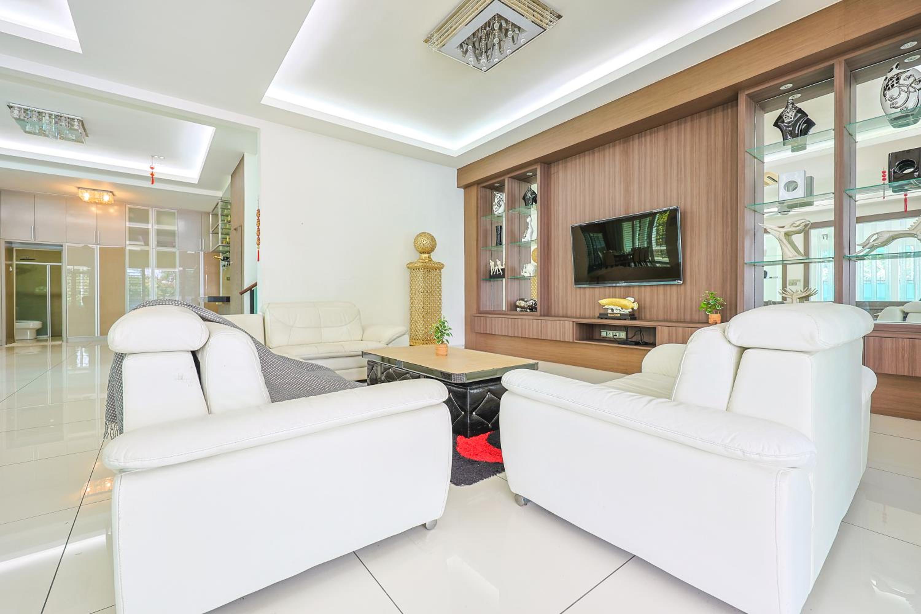 Serene Pool Villa -Luxury Stay with Relaxing Vibes -Clover Home