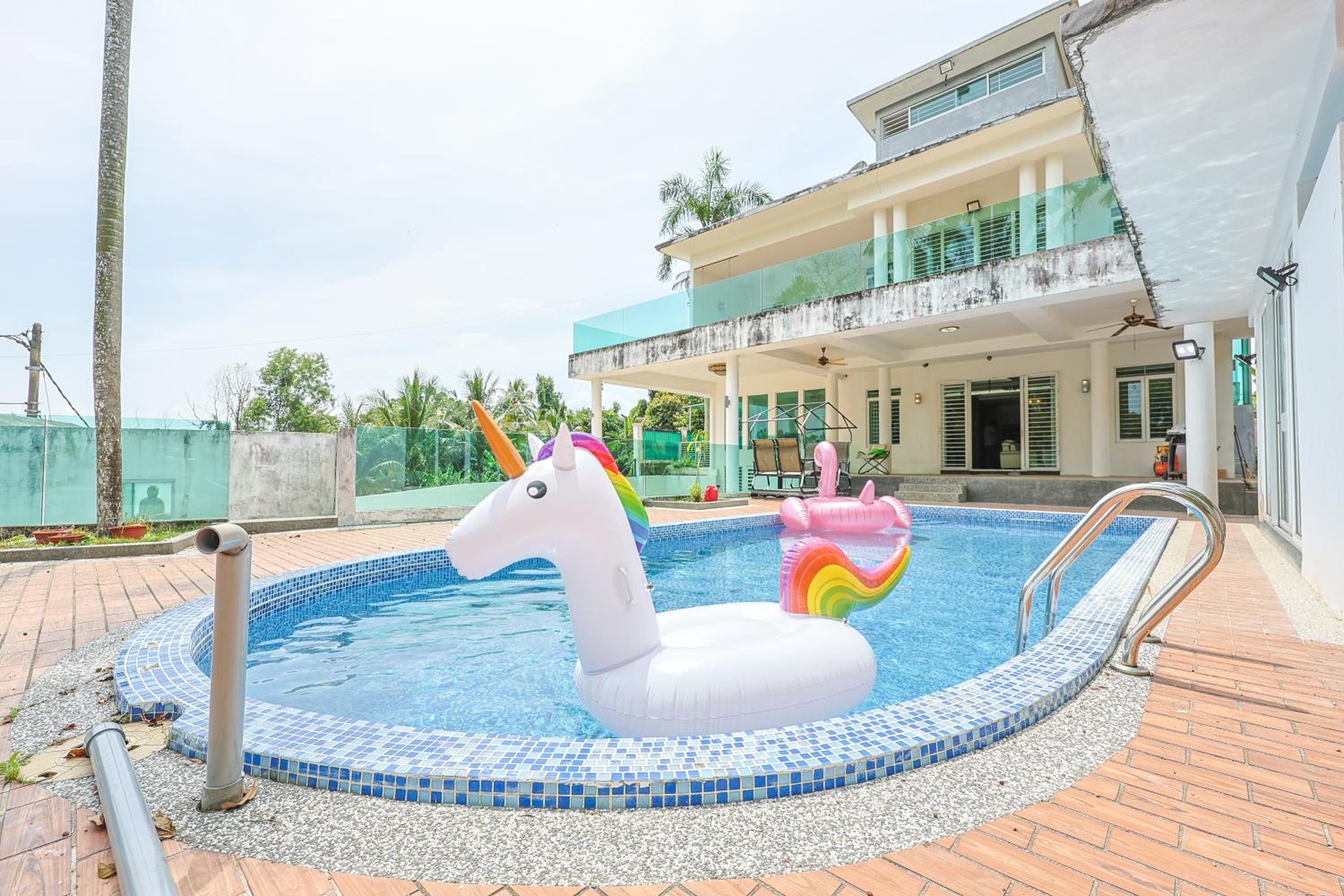 Serene Pool Villa -Luxury Stay with Relaxing Vibes -Clover Home