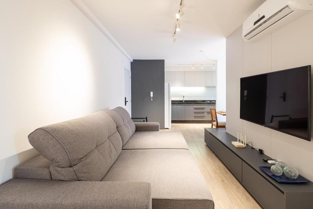 Apto Bal Picarras 150M PRAIA com PISICNA, sacada com CHURRASQUEIRA privativa, AR CONDICIONADO Wi Fi, PORTARIA 24h, PLAYGROUND INFANTIL, QUADRA DE ESPORTES 