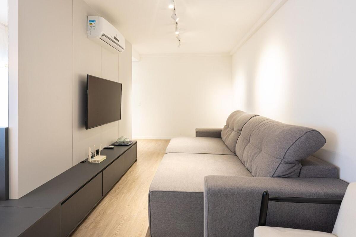 Apto Bal Picarras 150M PRAIA com PISICNA, sacada com CHURRASQUEIRA privativa, AR CONDICIONADO Wi Fi, PORTARIA 24h, PLAYGROUND INFANTIL, QUADRA DE ESPORTES 