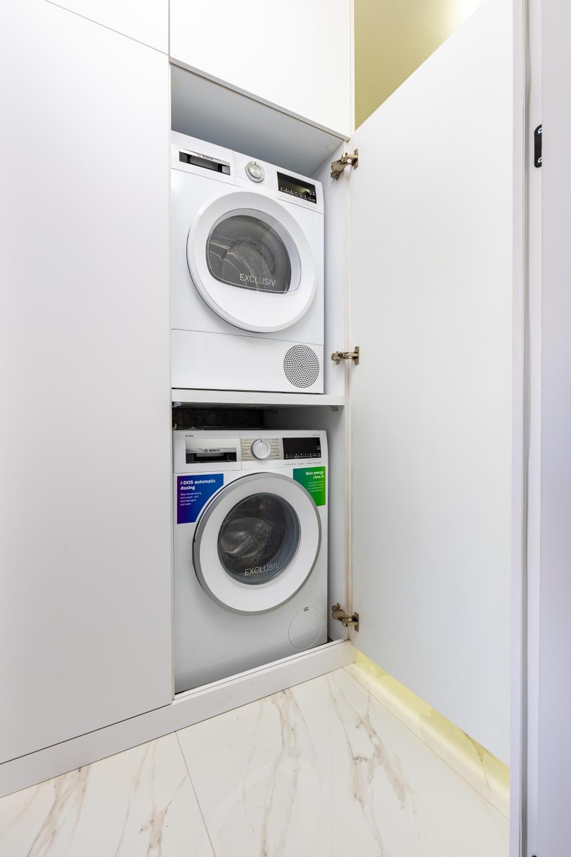 Two-Bedroom Apartments with Free Private Parking and 6min to Center