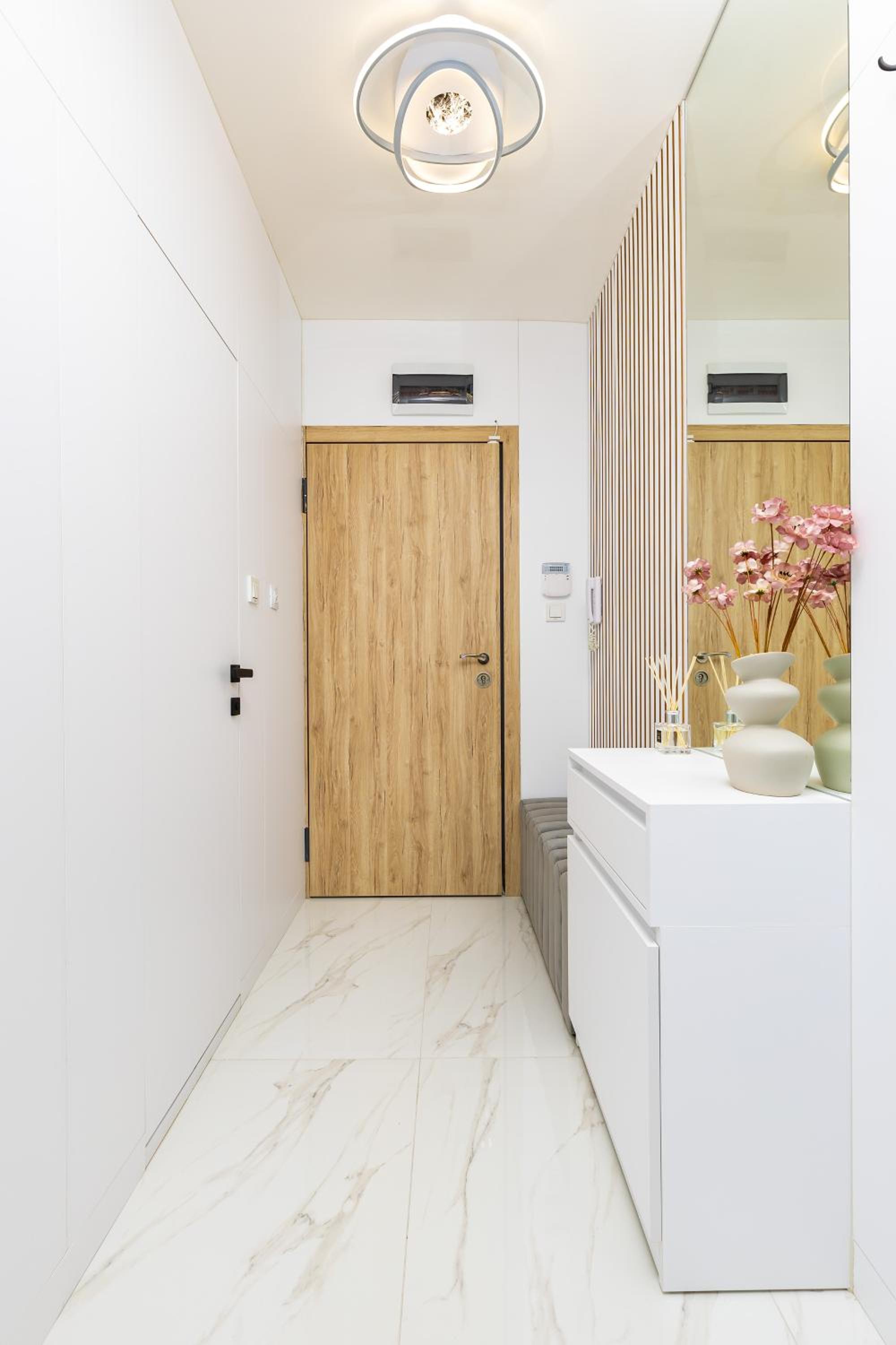 Two-Bedroom Apartments with Free Private Parking and 6min to Center