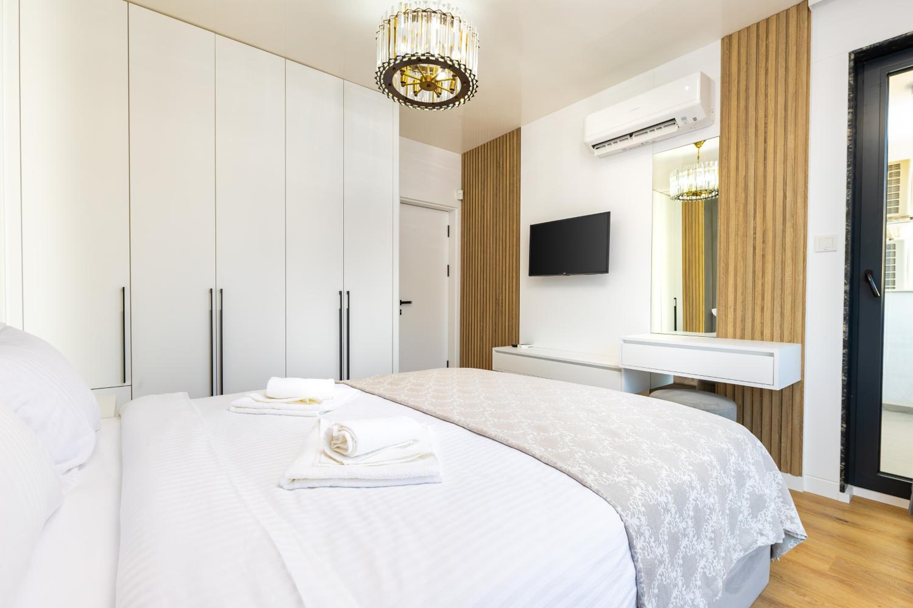 Two-Bedroom Apartments with Free Private Parking and 6min to Center