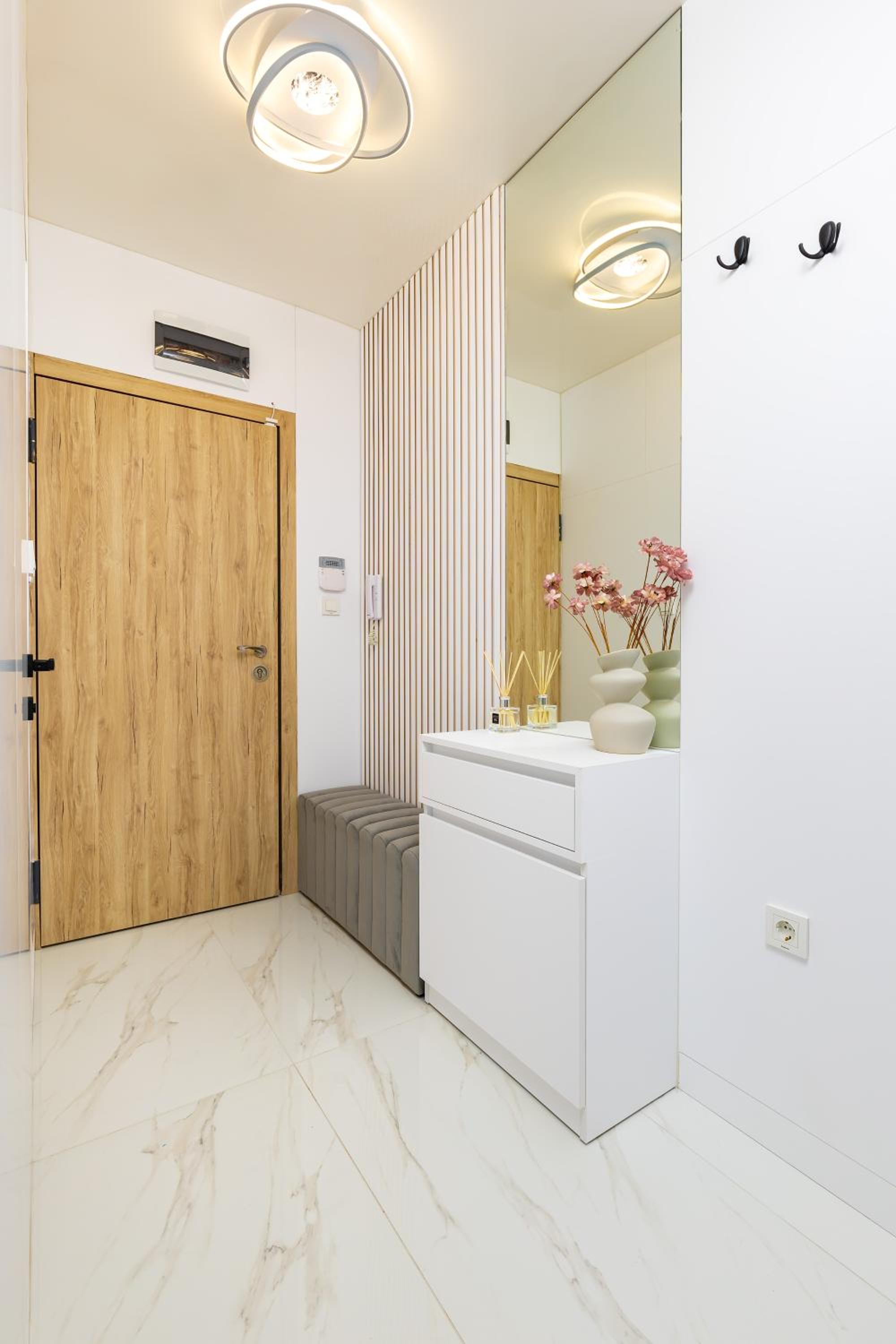 Two-Bedroom Apartments with Free Private Parking and 6min to Center