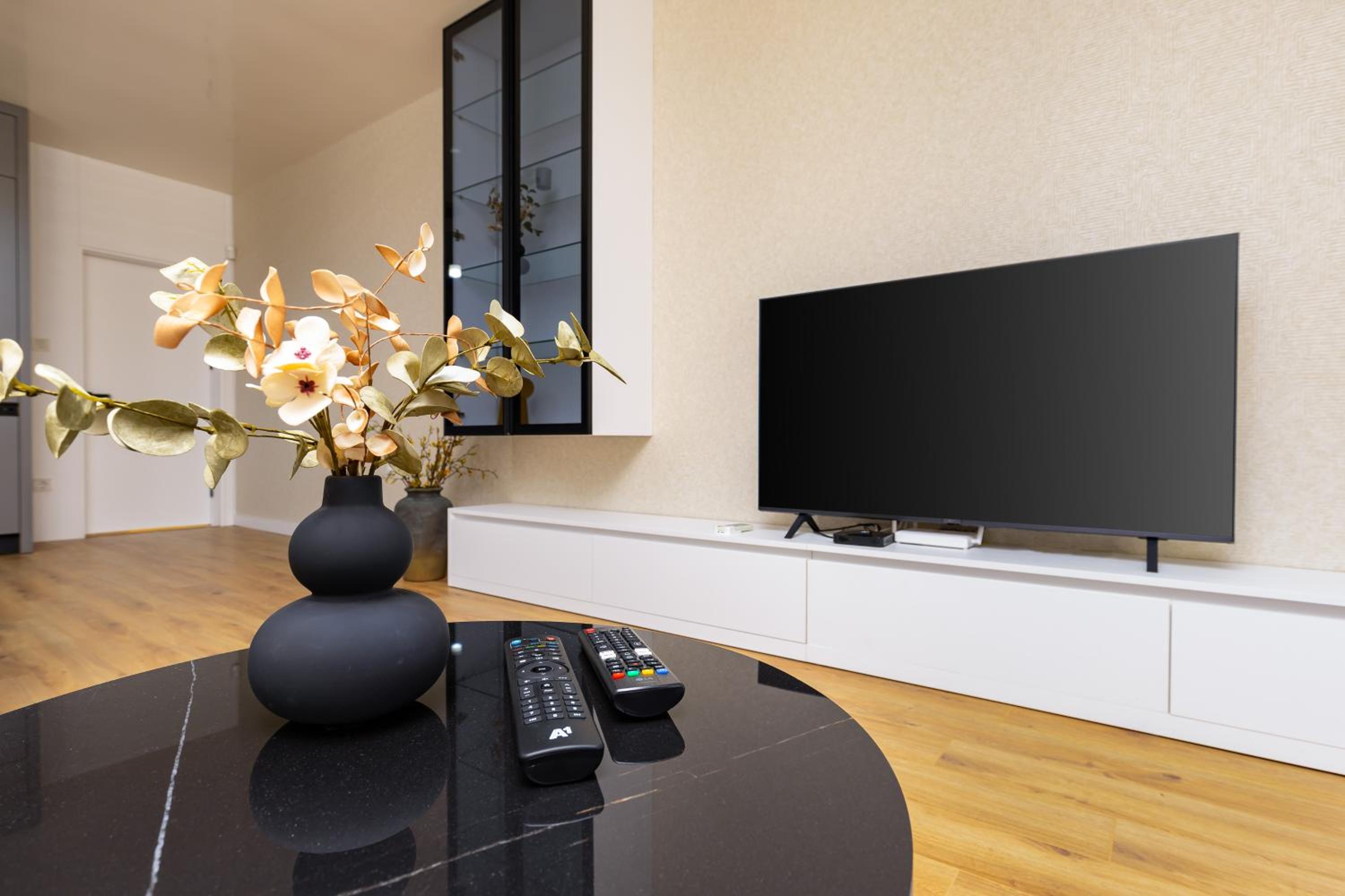 Two-Bedroom Apartments with Free Private Parking and 6min to Center