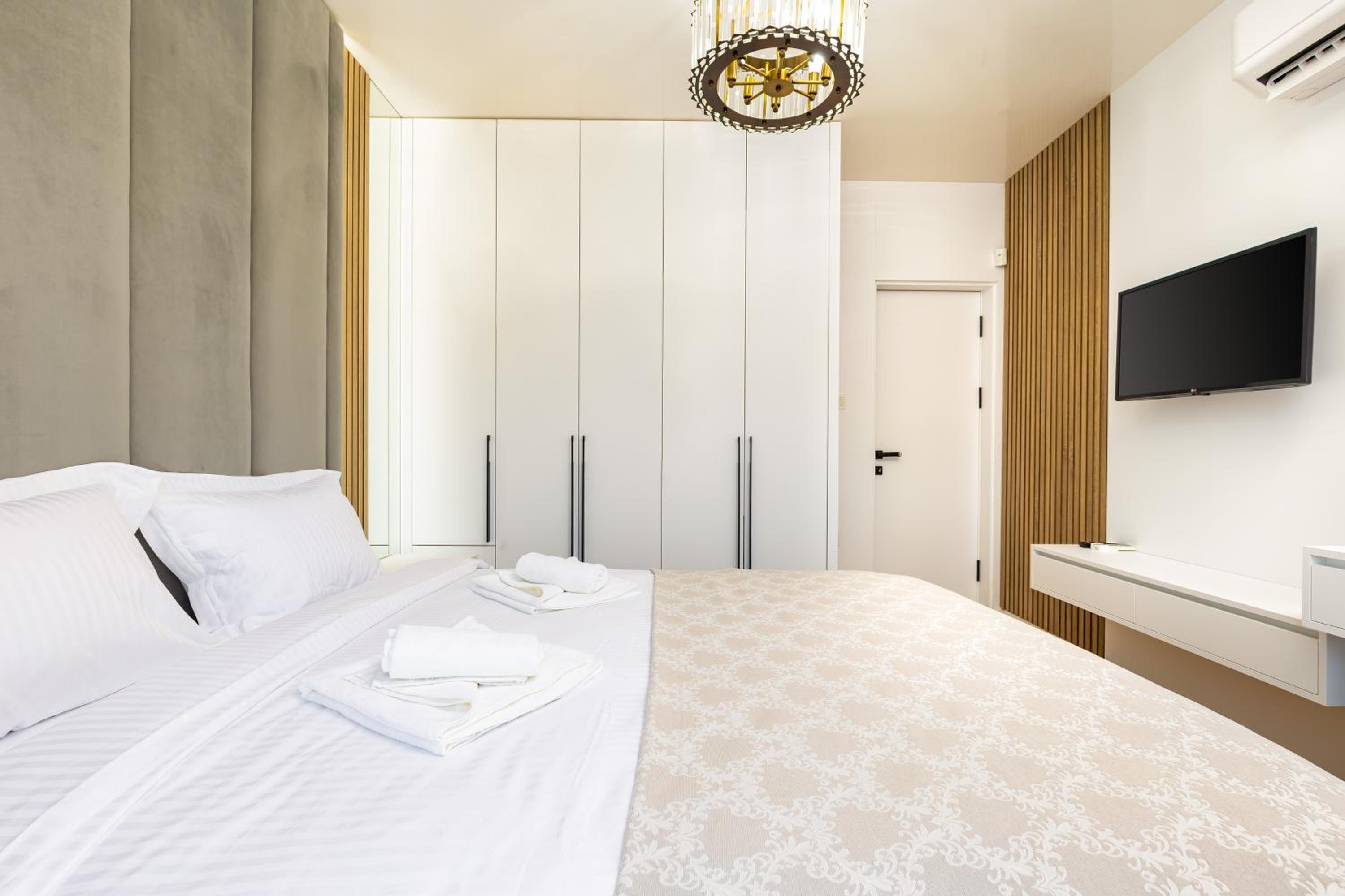 Two-Bedroom Apartments with Free Private Parking and 6min to Center