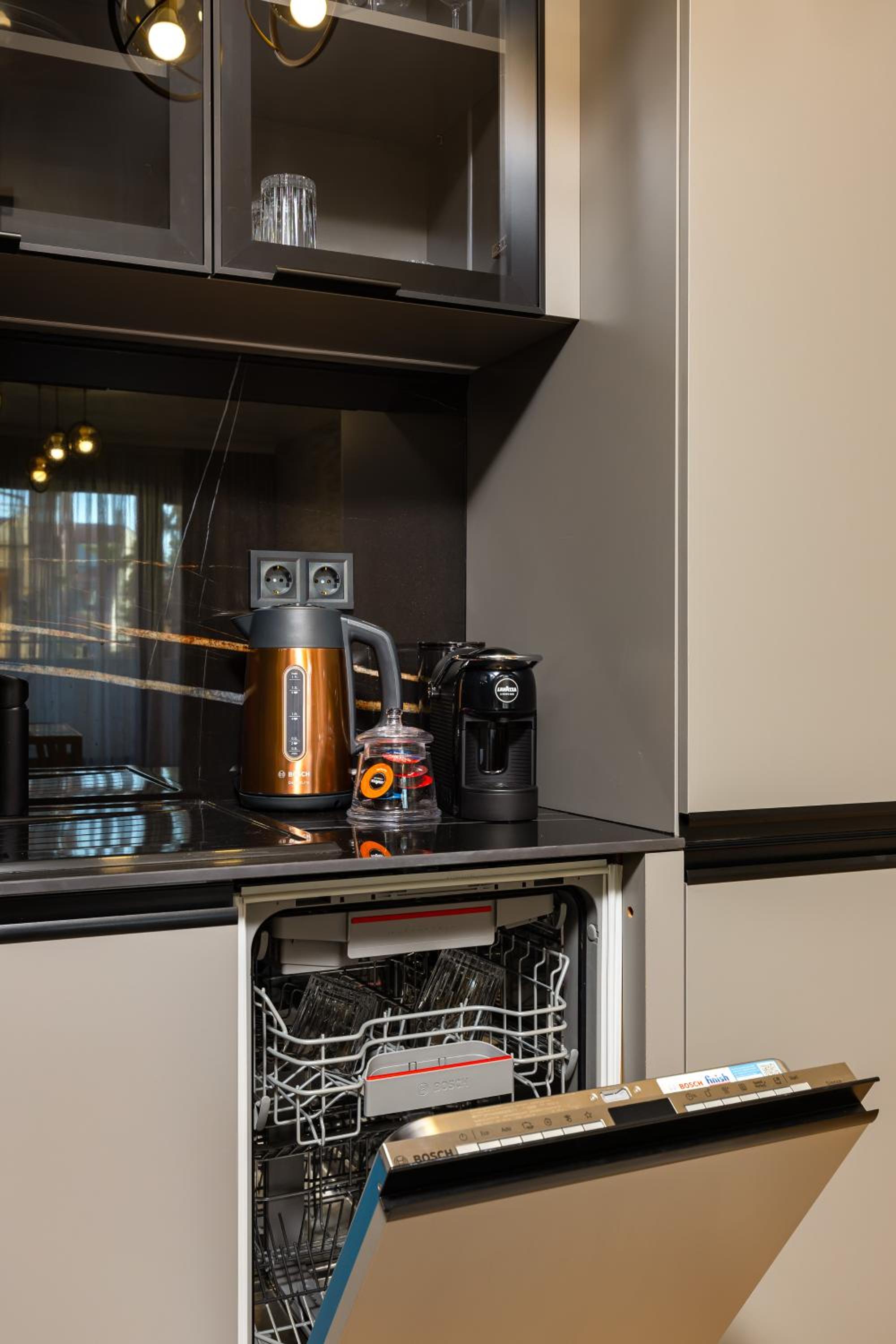 Two-Bedroom Apartments with Free Private Parking and 6min to Center