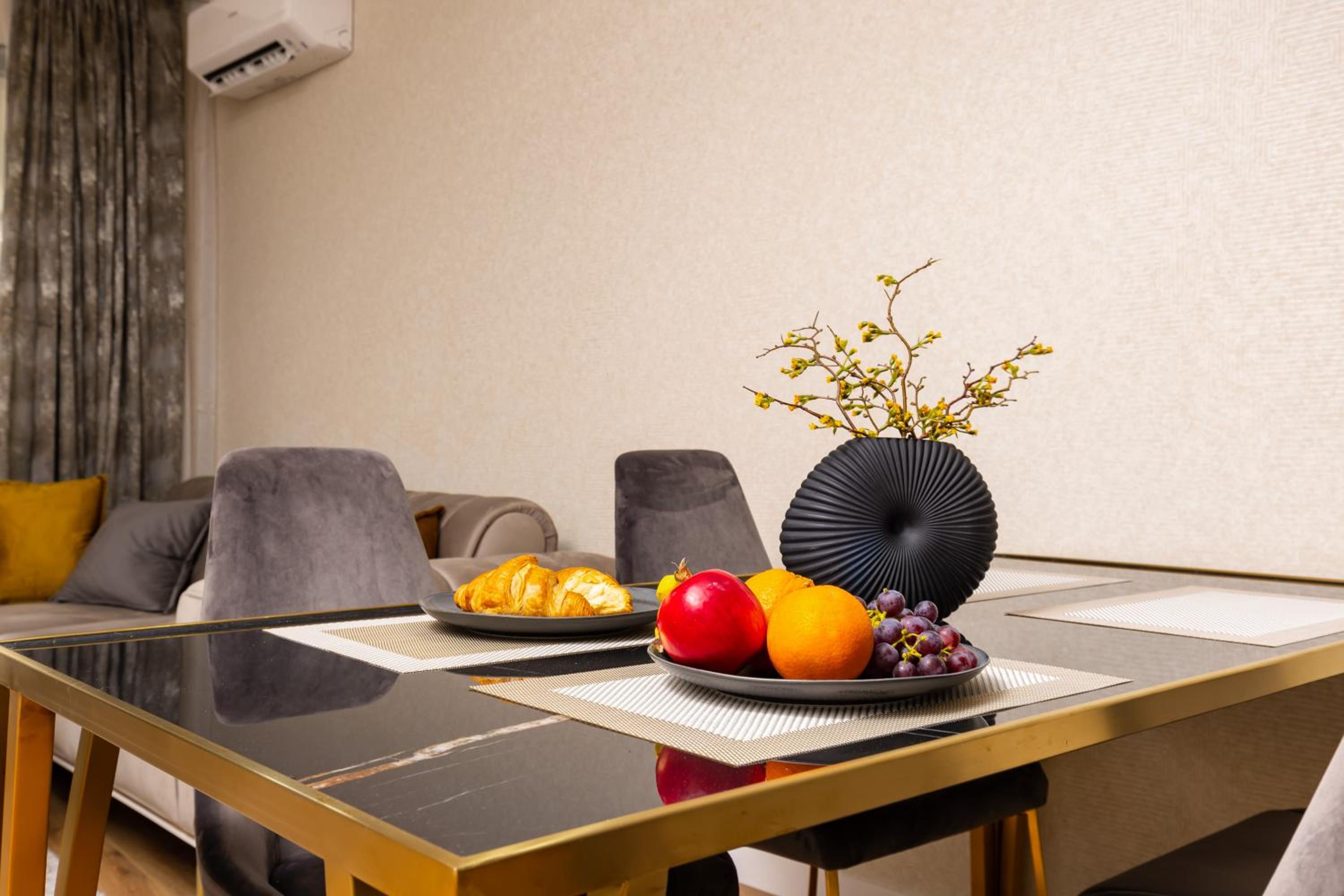 Two-Bedroom Apartments with Free Private Parking and 6min to Center