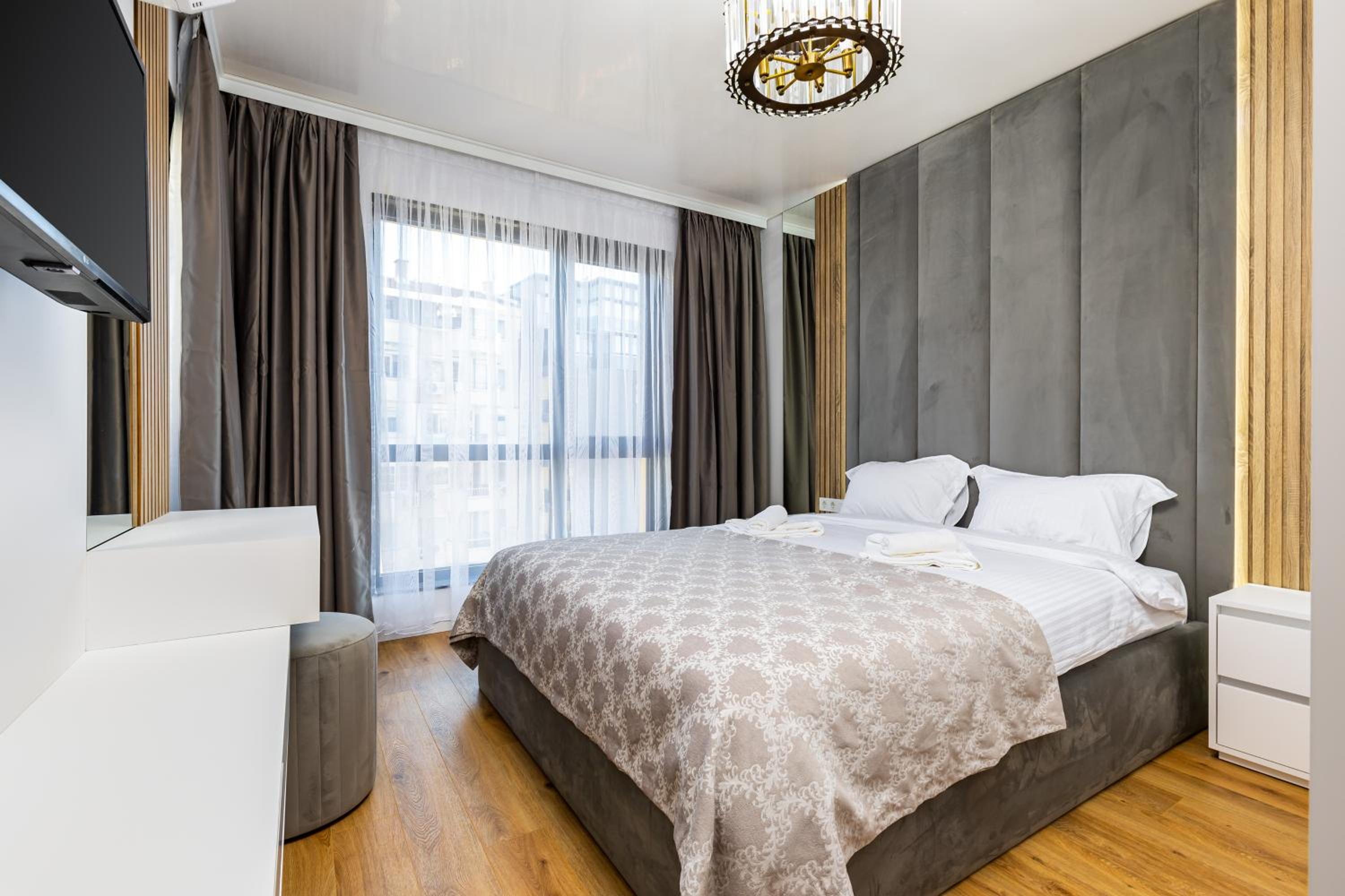 Two-Bedroom Apartments with Free Private Parking and 6min to Center
