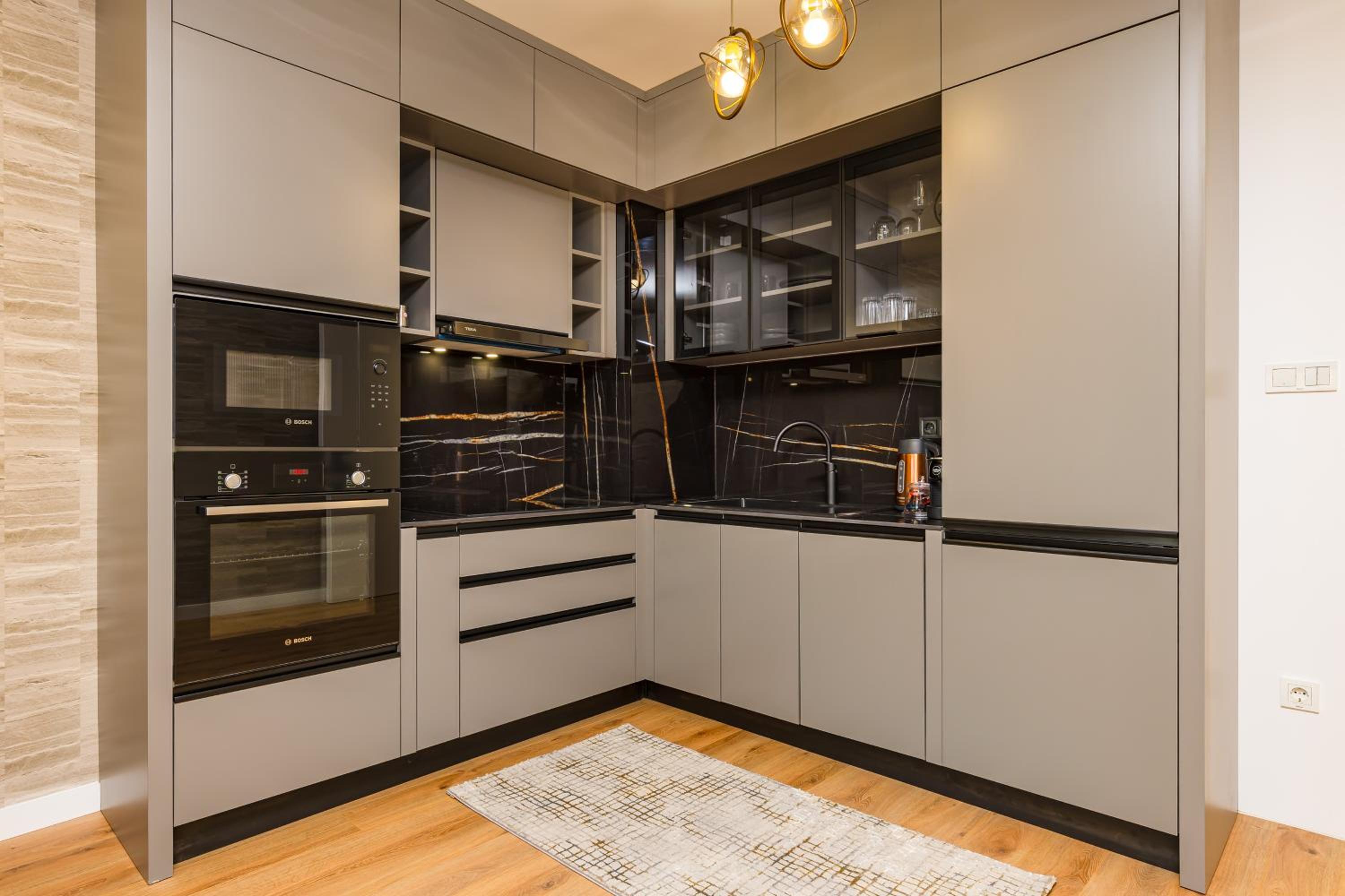 Two-Bedroom Apartments with Free Private Parking and 6min to Center