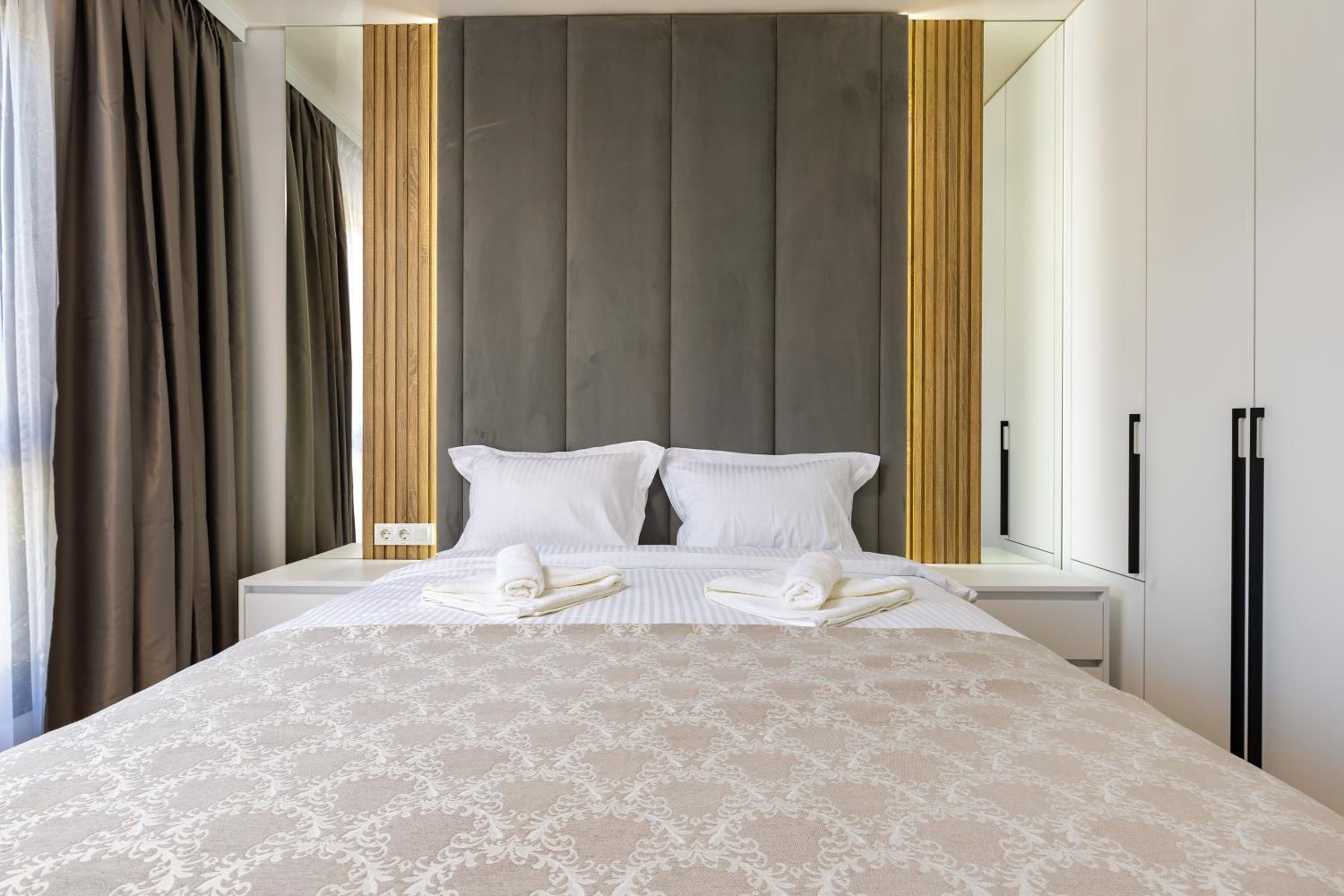 Two-Bedroom Apartments with Free Private Parking and 6min to Center