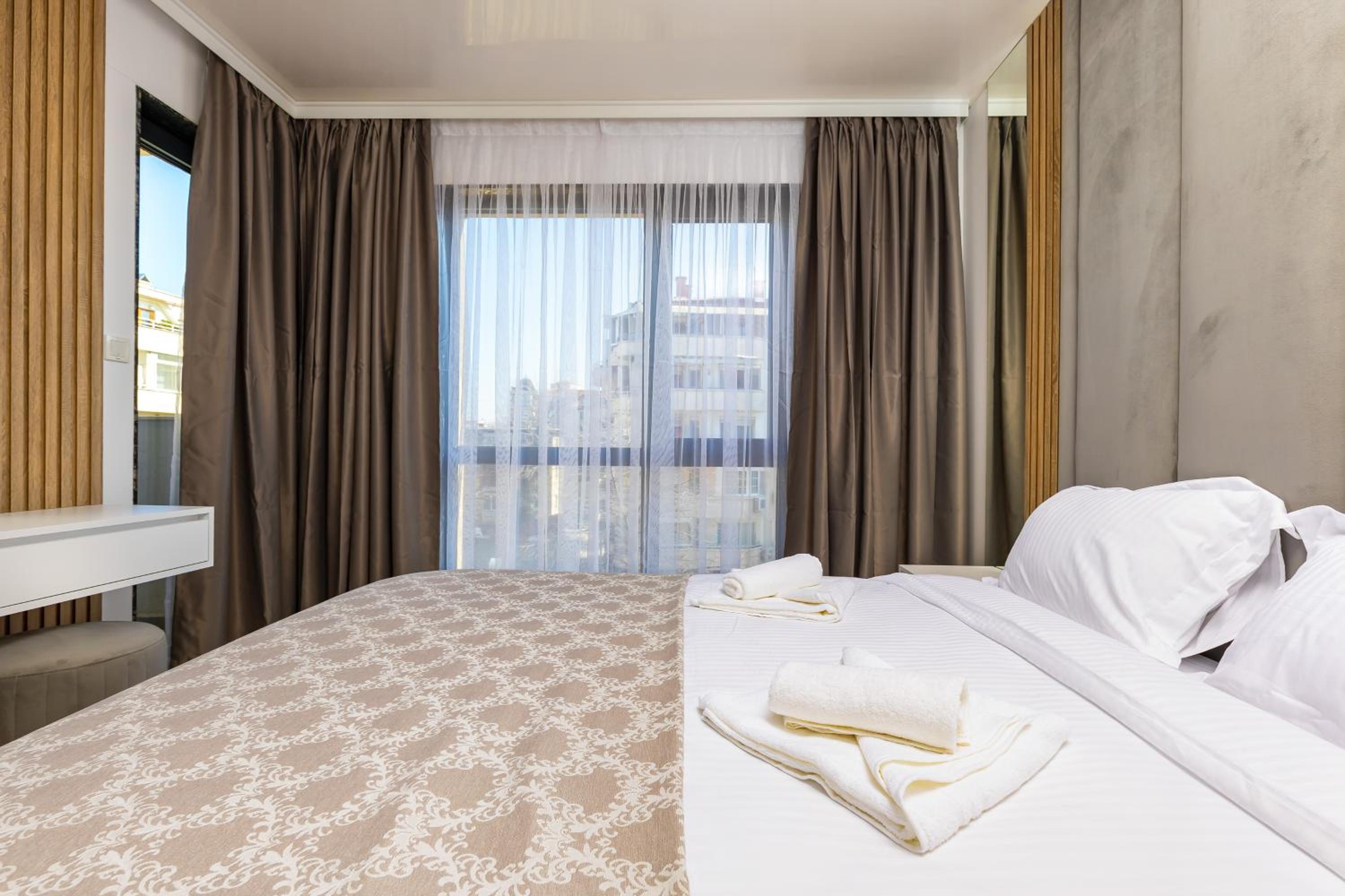 Two-Bedroom Apartments with Free Private Parking and 6min to Center