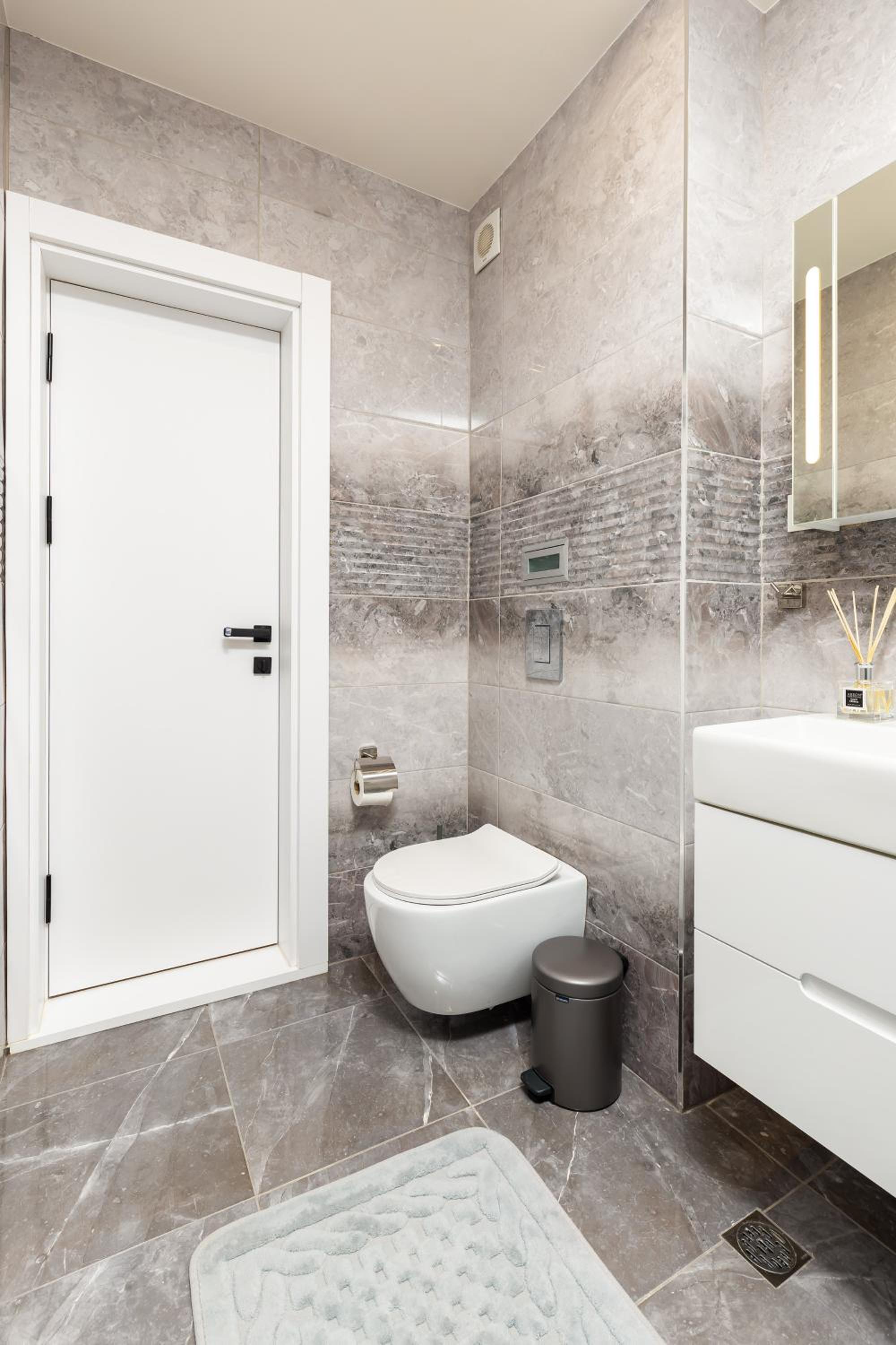 Two-Bedroom Apartments with Free Private Parking and 6min to Center