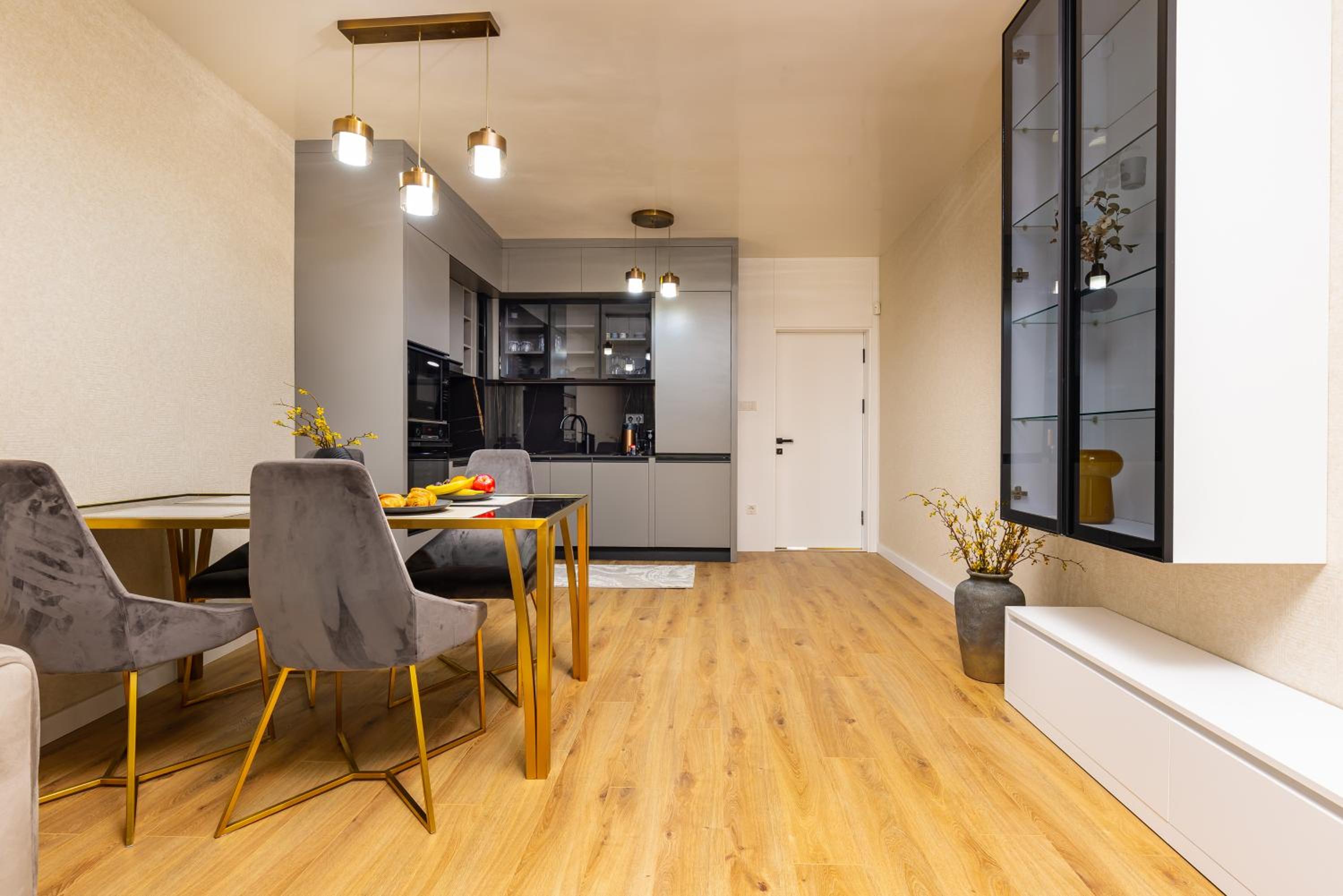 Two-Bedroom Apartments with Free Private Parking and 6min to Center