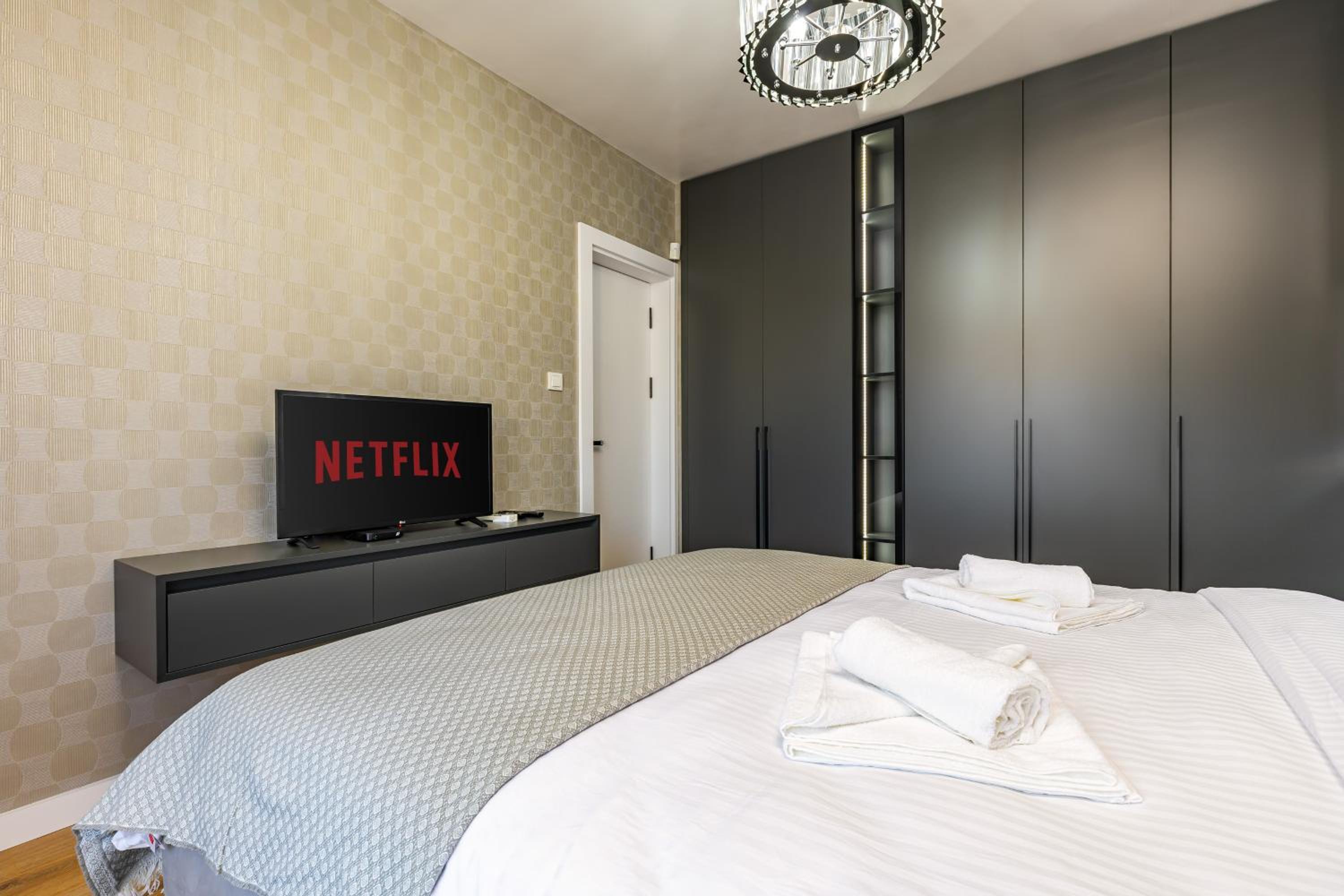 Two-Bedroom Apartments with Free Private Parking and 6min to Center