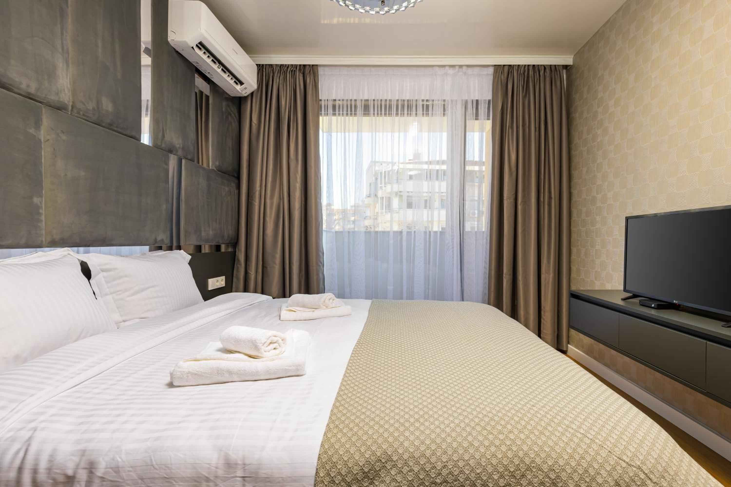 Two-Bedroom Apartments with Free Private Parking and 6min to Center