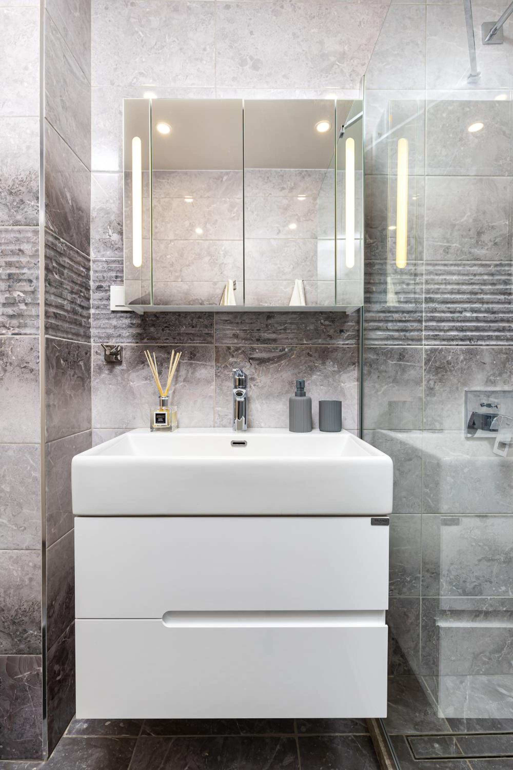 Two-Bedroom Apartments with Free Private Parking and 6min to Center
