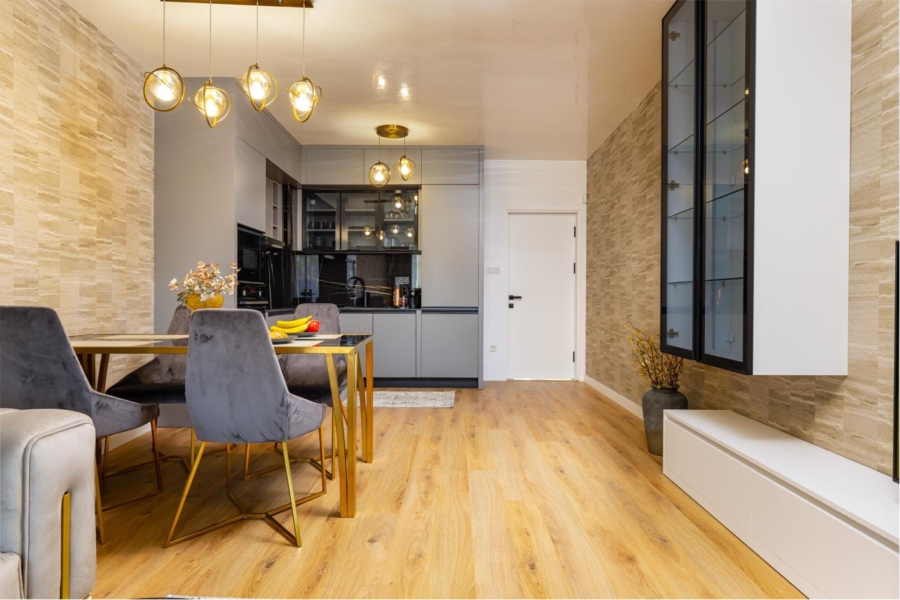 Two-Bedroom Apartments with Free Private Parking and 6min to Center