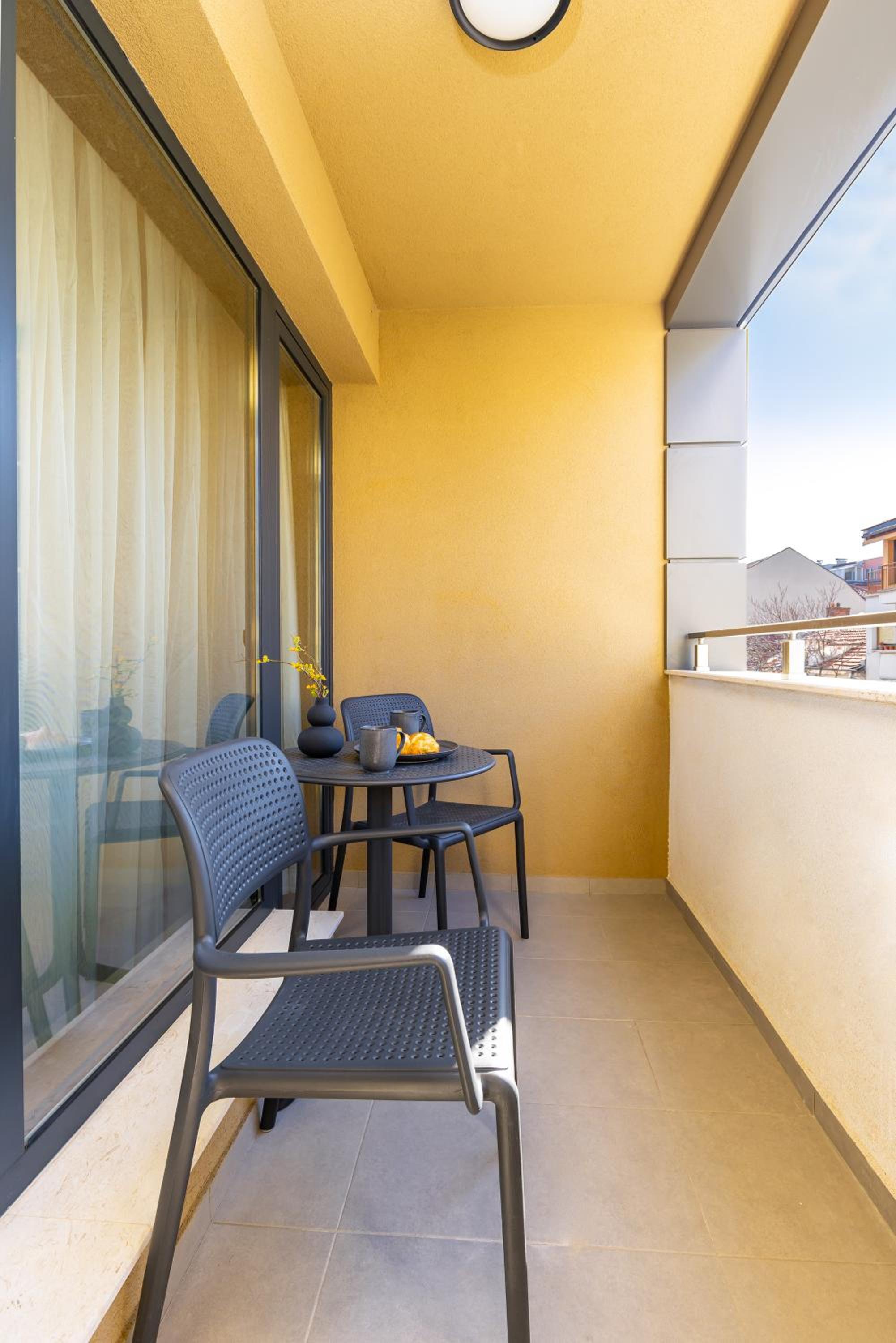 Two-Bedroom Apartments with Free Private Parking and 6min to Center