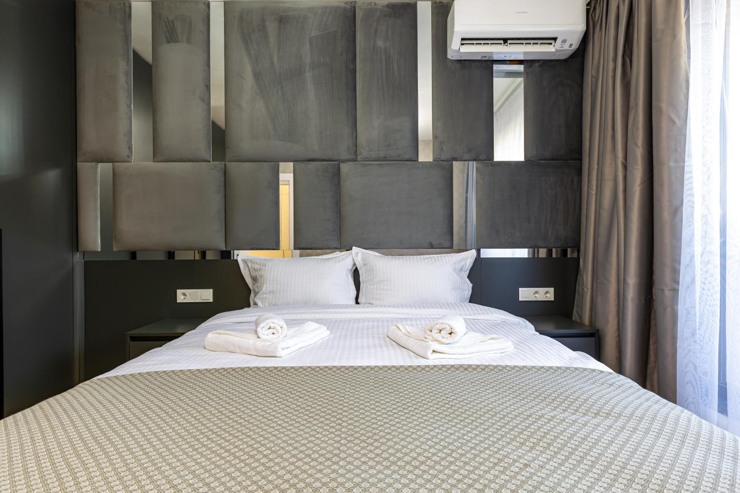 Two-Bedroom Apartments with Free Private Parking and 6min to Center