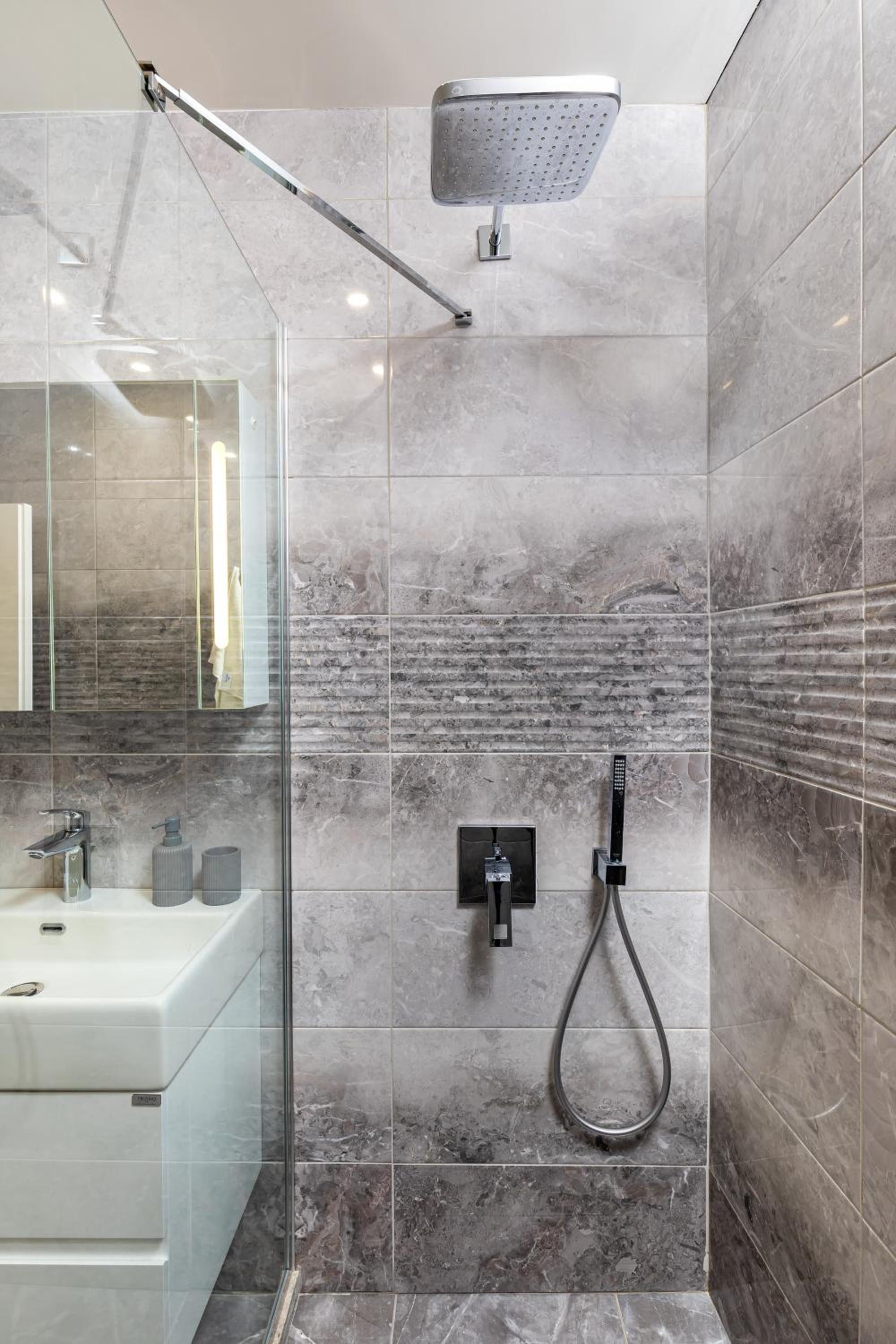 Two-Bedroom Apartments with Free Private Parking and 6min to Center