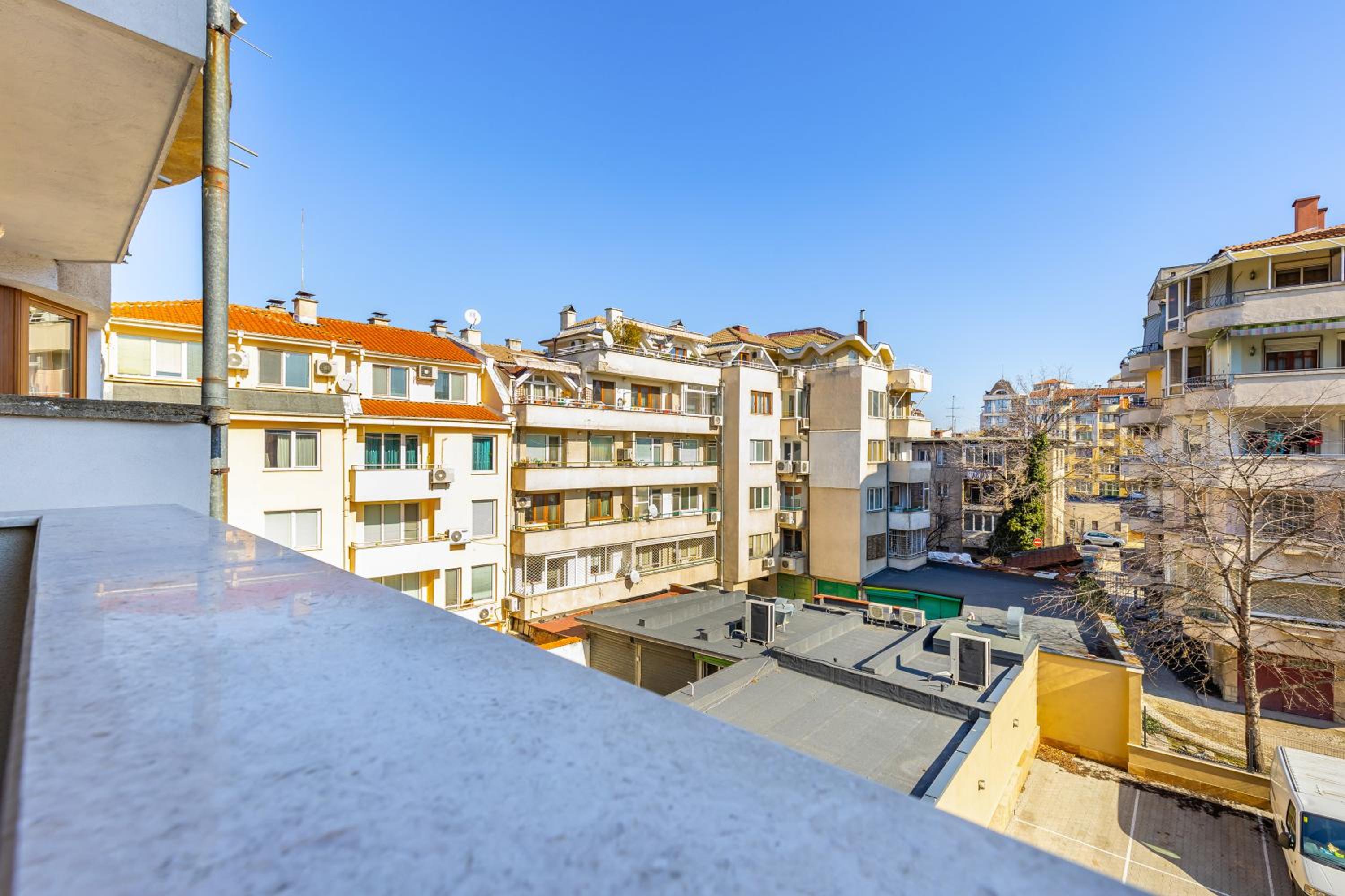 Two-Bedroom Apartments with Free Private Parking and 6min to Center
