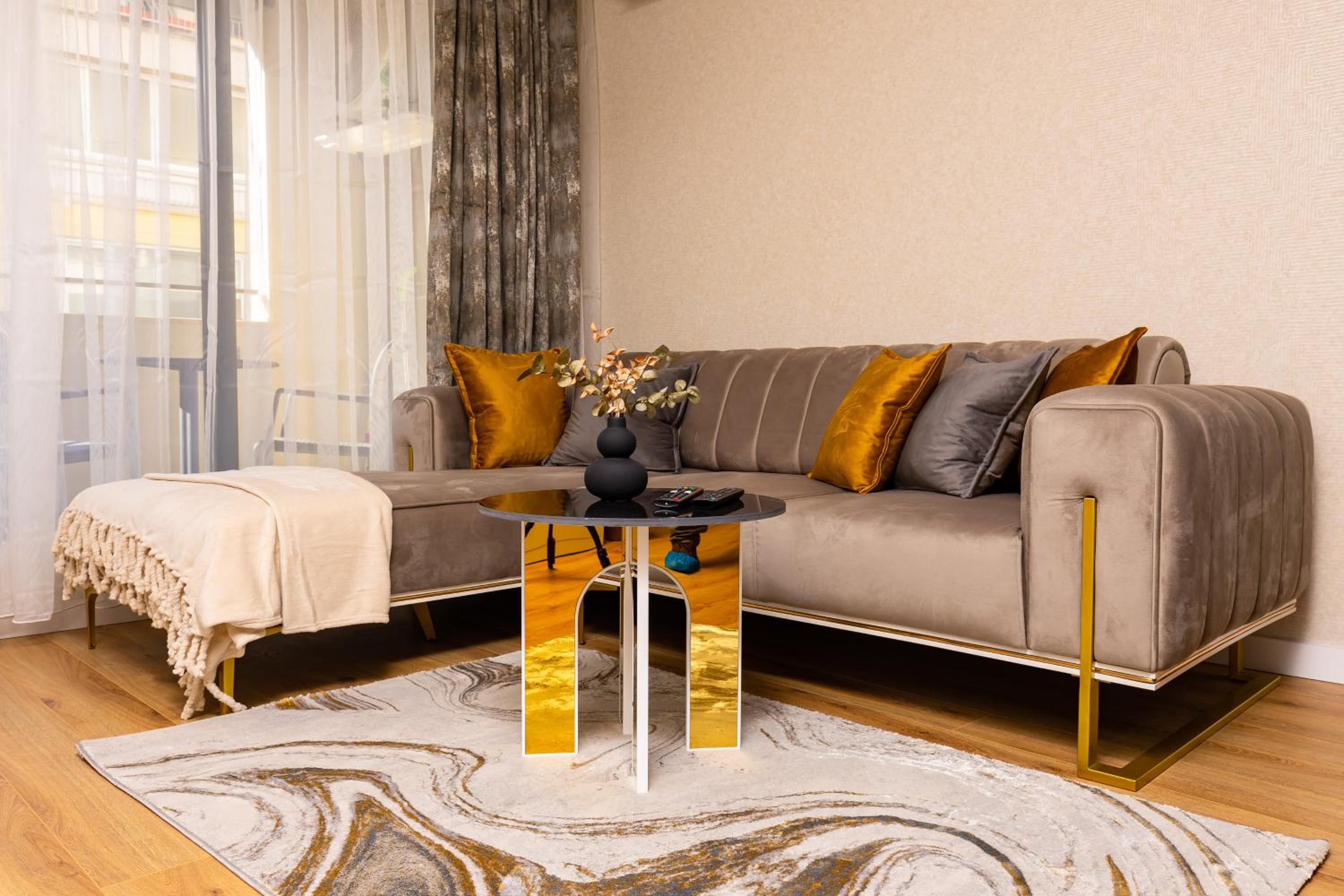 Two-Bedroom Apartments with Free Private Parking and 6min to Center