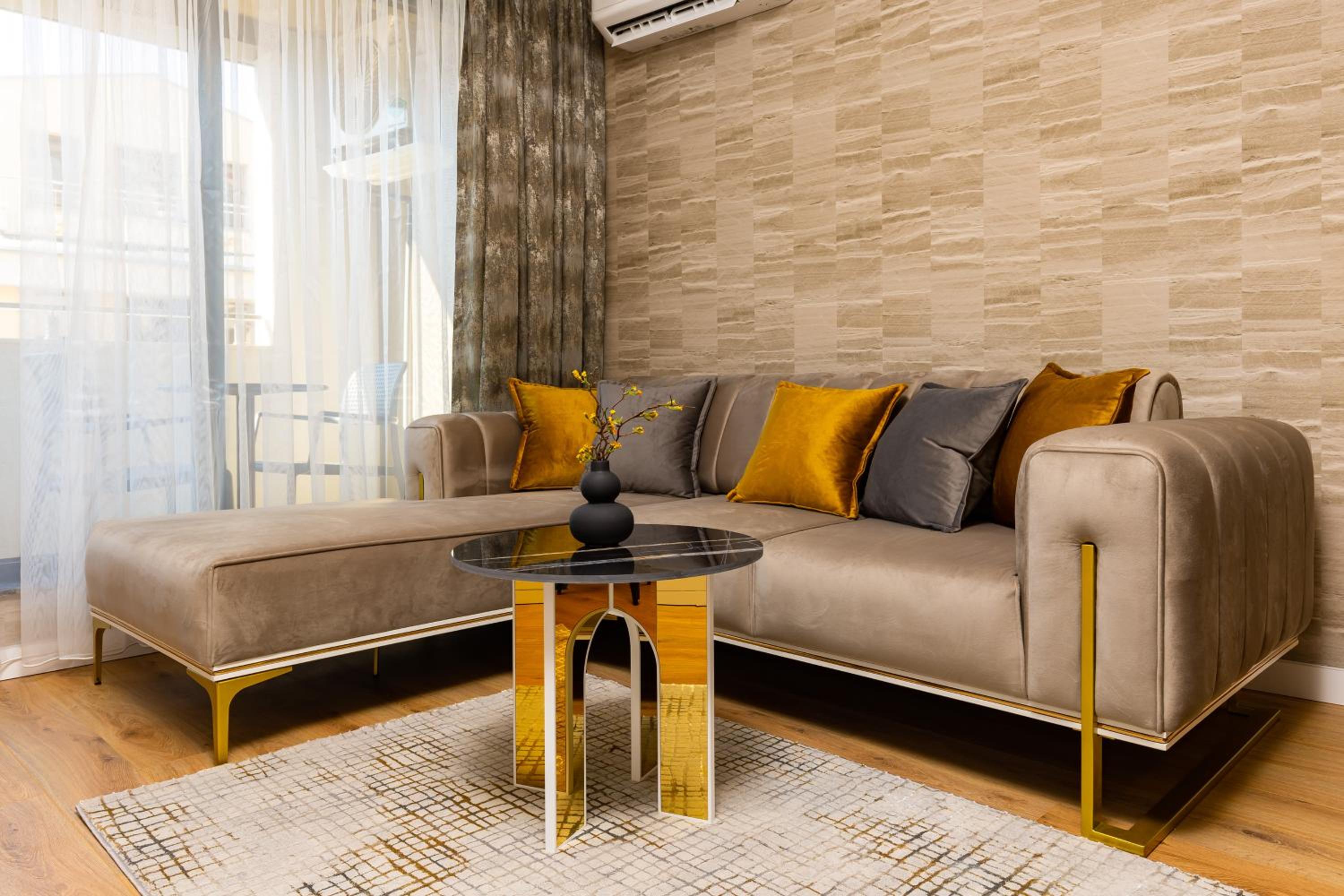 Two-Bedroom Apartments with Free Private Parking and 6min to Center