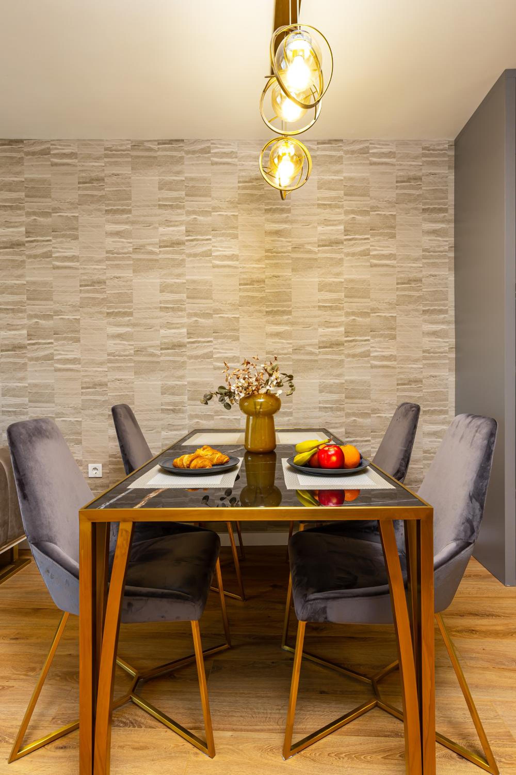 Two-Bedroom Apartments with Free Private Parking and 6min to Center