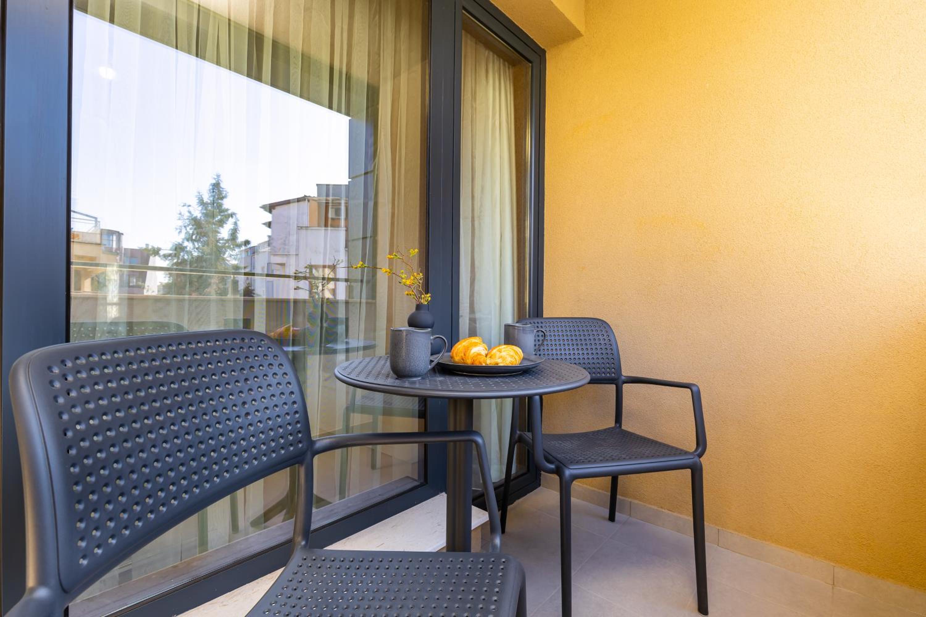 Two-Bedroom Apartments with Free Private Parking and 6min to Center