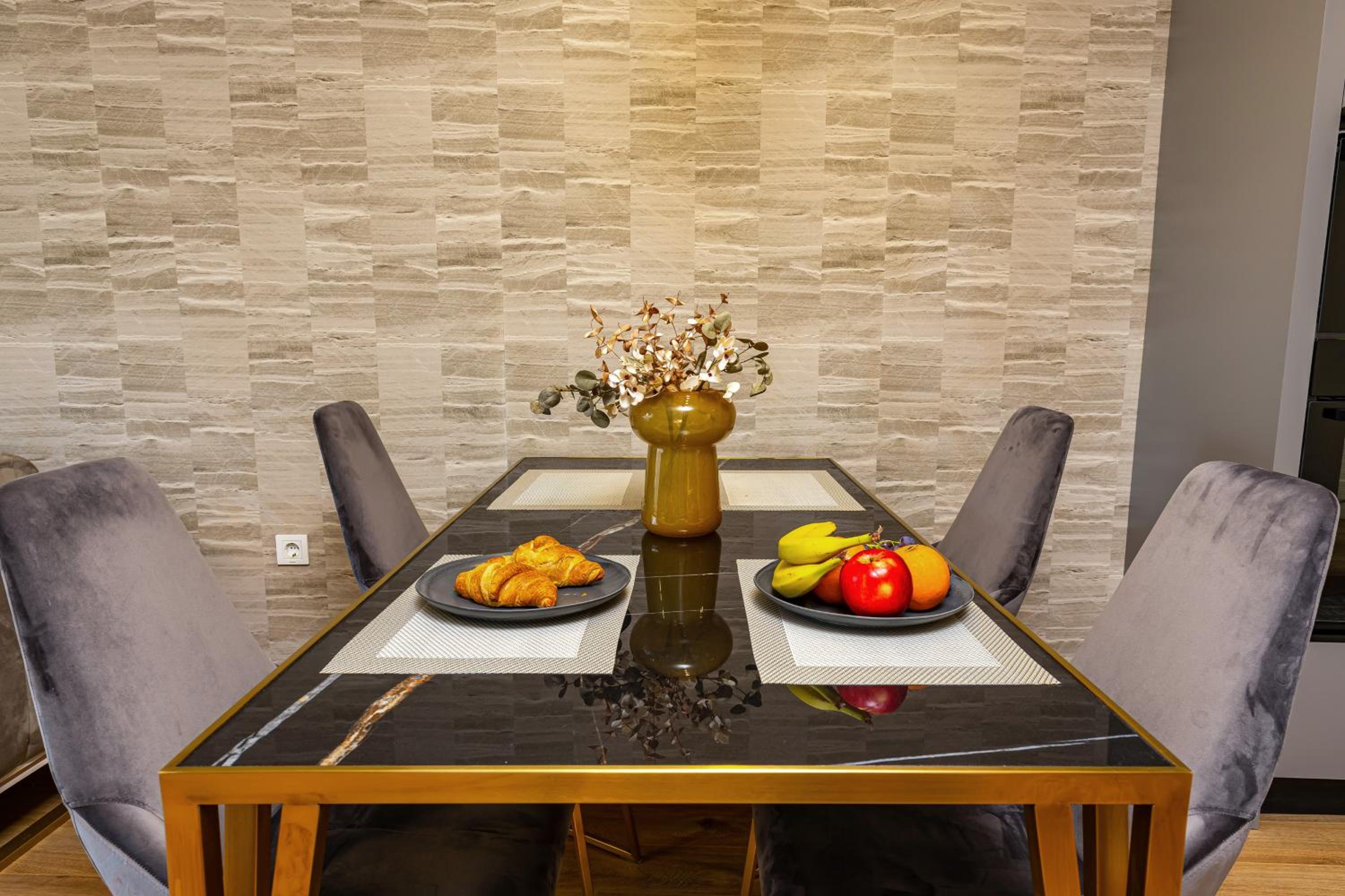 Two-Bedroom Apartments with Free Private Parking and 6min to Center