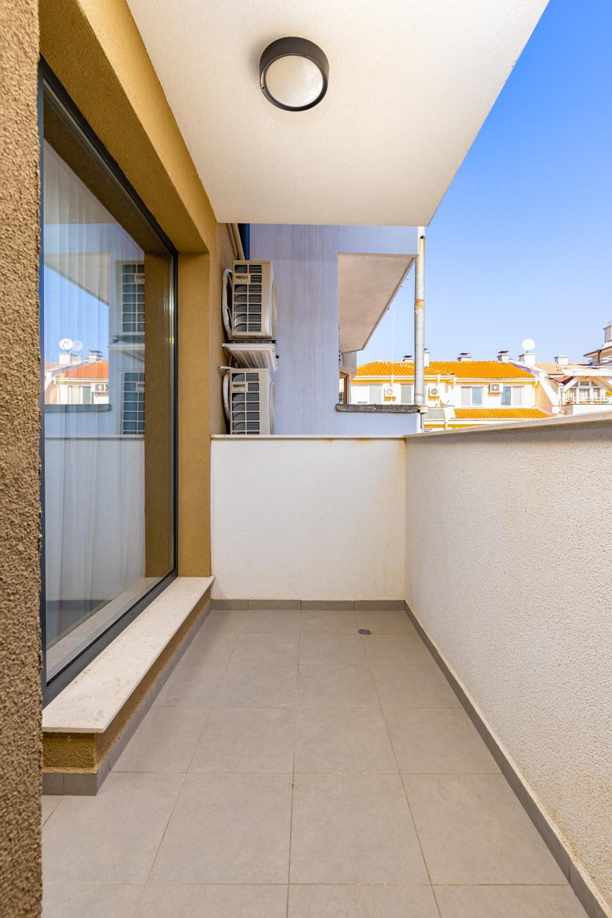 Two-Bedroom Apartments with Free Private Parking and 6min to Center
