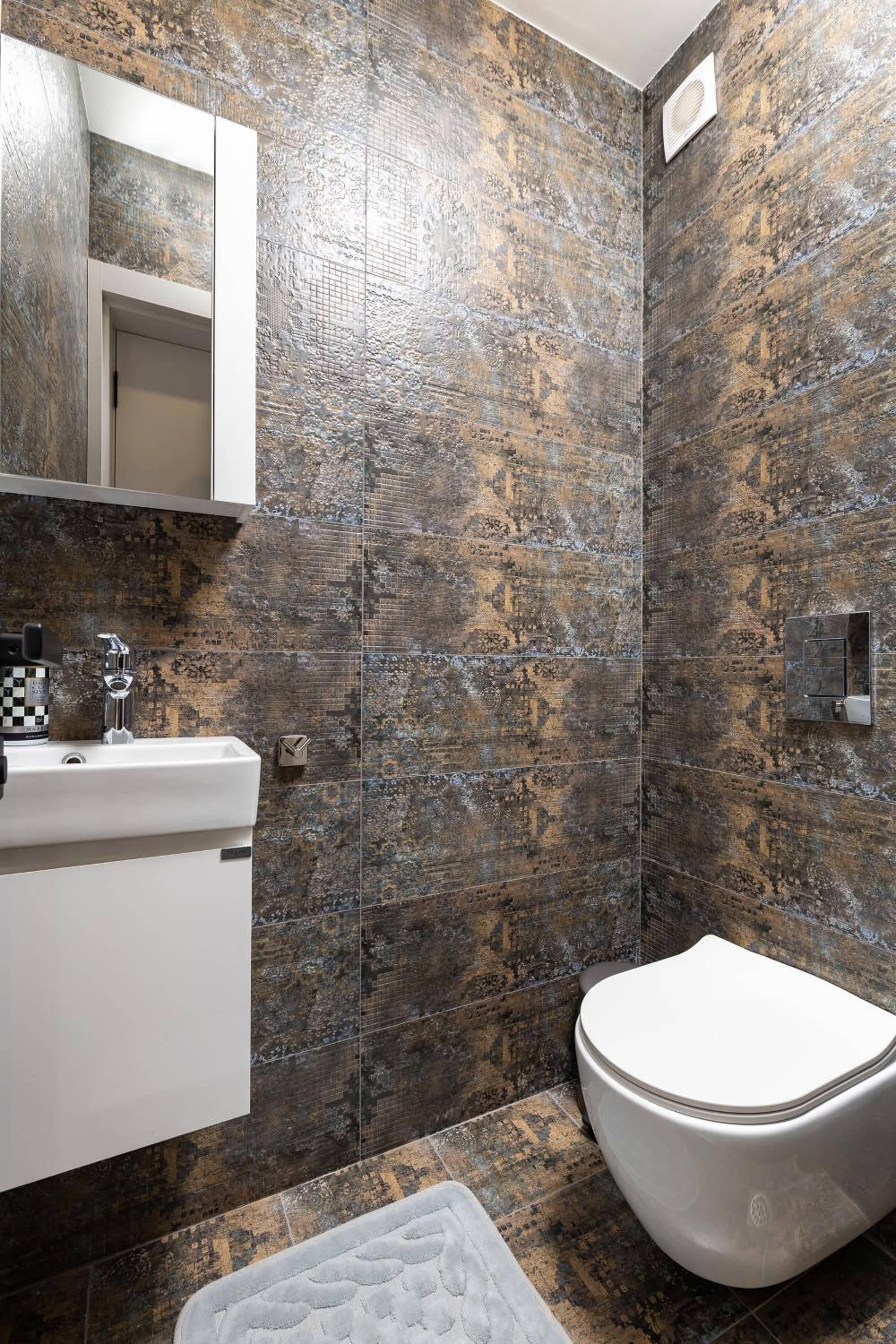 Two-Bedroom Apartments with Free Private Parking and 6min to Center