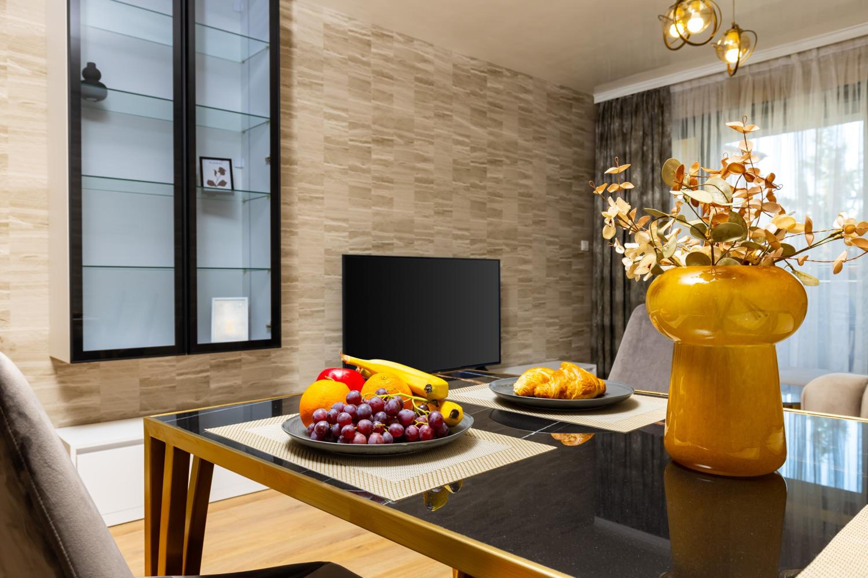 Two-Bedroom Apartments with Free Private Parking and 6min to Center