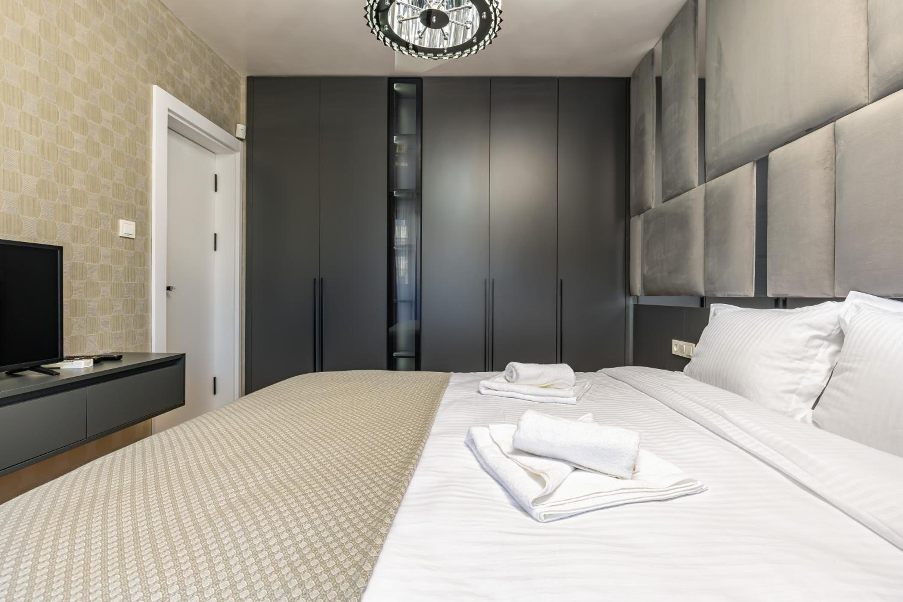 Two-Bedroom Apartments with Free Private Parking and 6min to Center