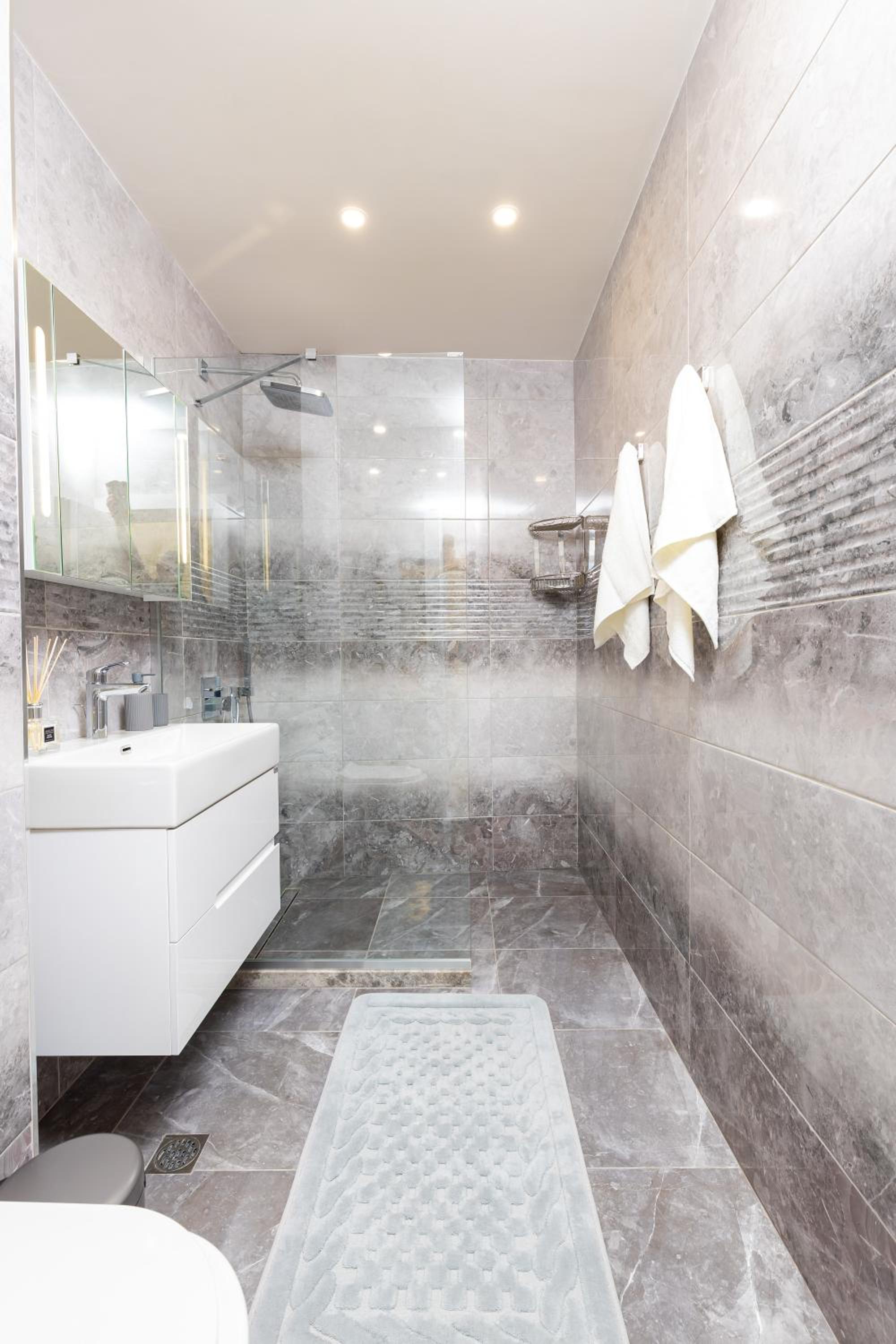 Two-Bedroom Apartments with Free Private Parking and 6min to Center