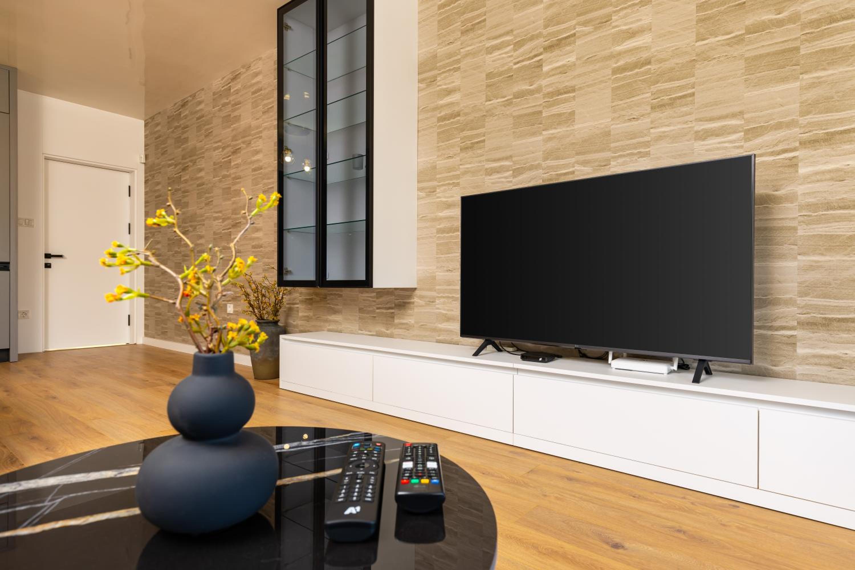 Two-Bedroom Apartments with Free Private Parking and 6min to Center